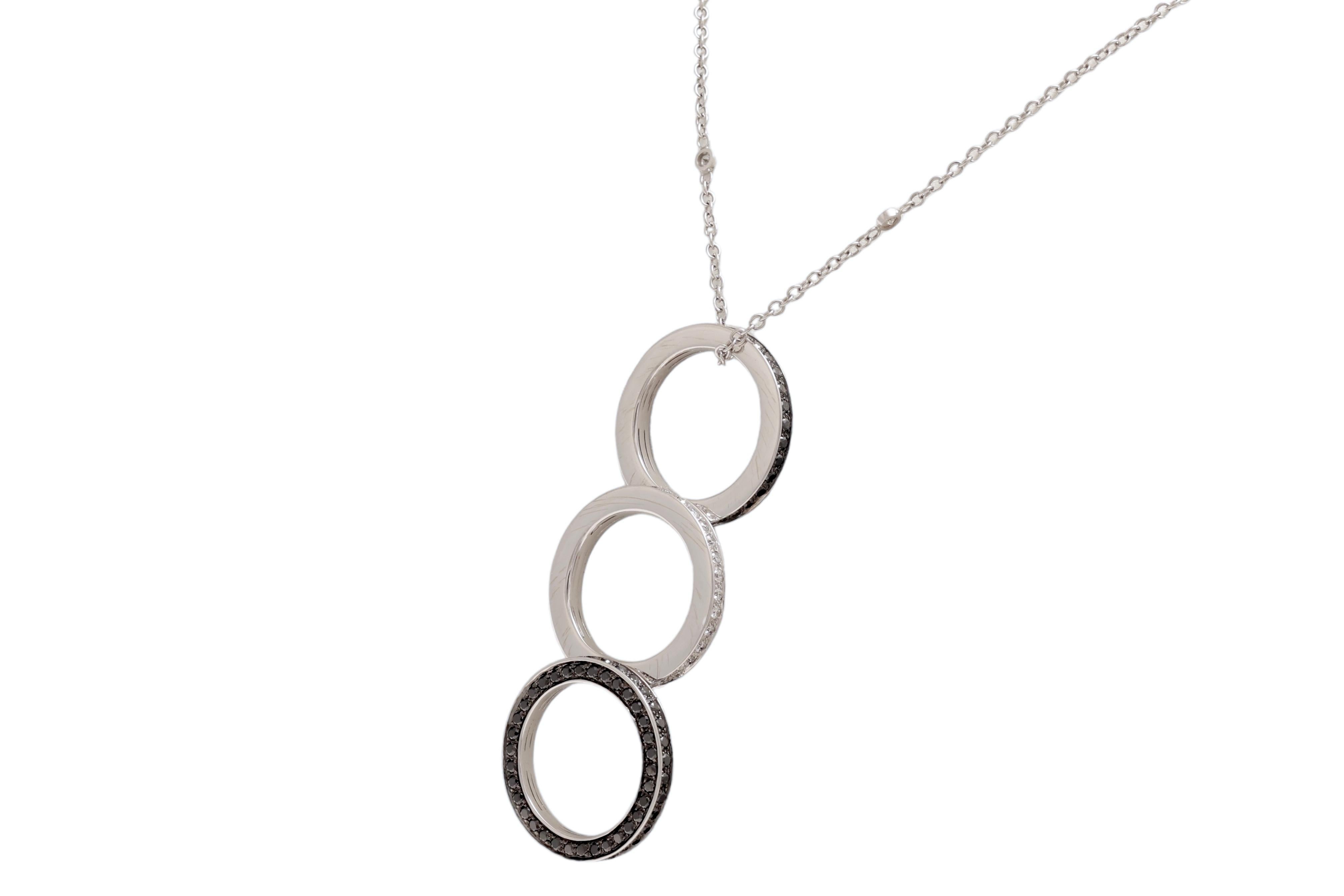 Ciondolo 18kt con 4,3ct di diamanti bianchi e neri che può essere trasformato in un triplo anello in vendita 2