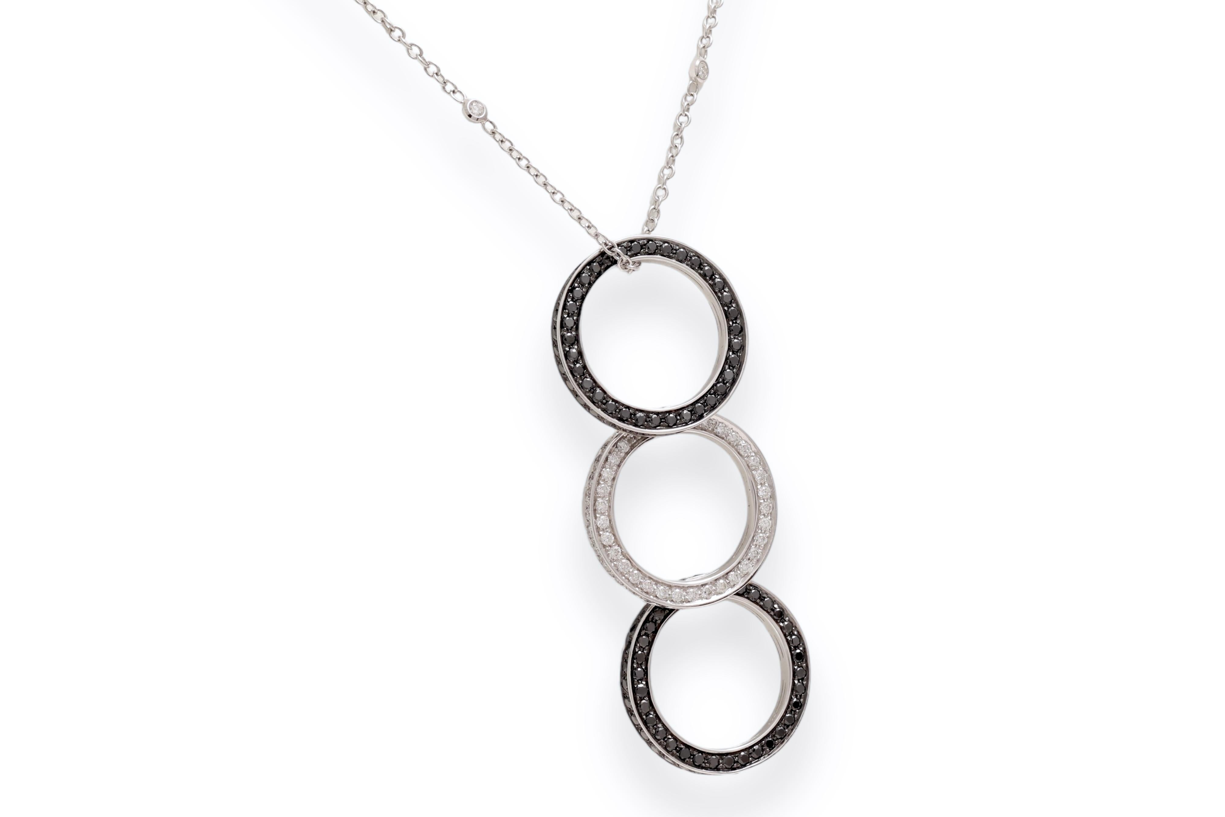 Ciondolo per collana molto unico e speciale con diamanti bianchi e neri, trasformabile in un anello triplo! 

Viene fornito con una splendida catenina in oro bianco 18kt con 6 piccoli diamanti 

Diamanti: Diamanti neri e diamanti bianchi taglio