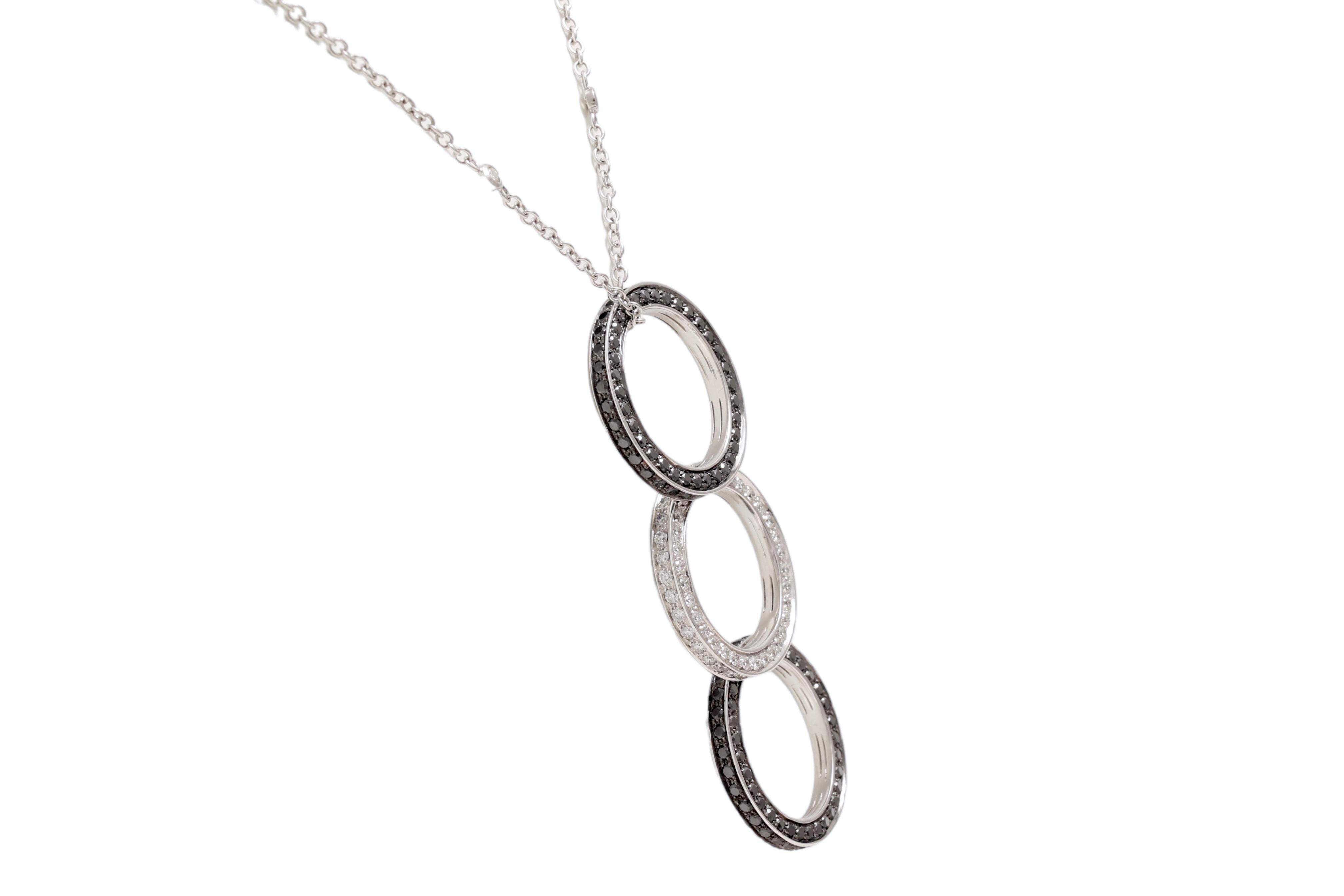 Artigiano Ciondolo 18kt con 4,3ct di diamanti bianchi e neri che può essere trasformato in un triplo anello in vendita