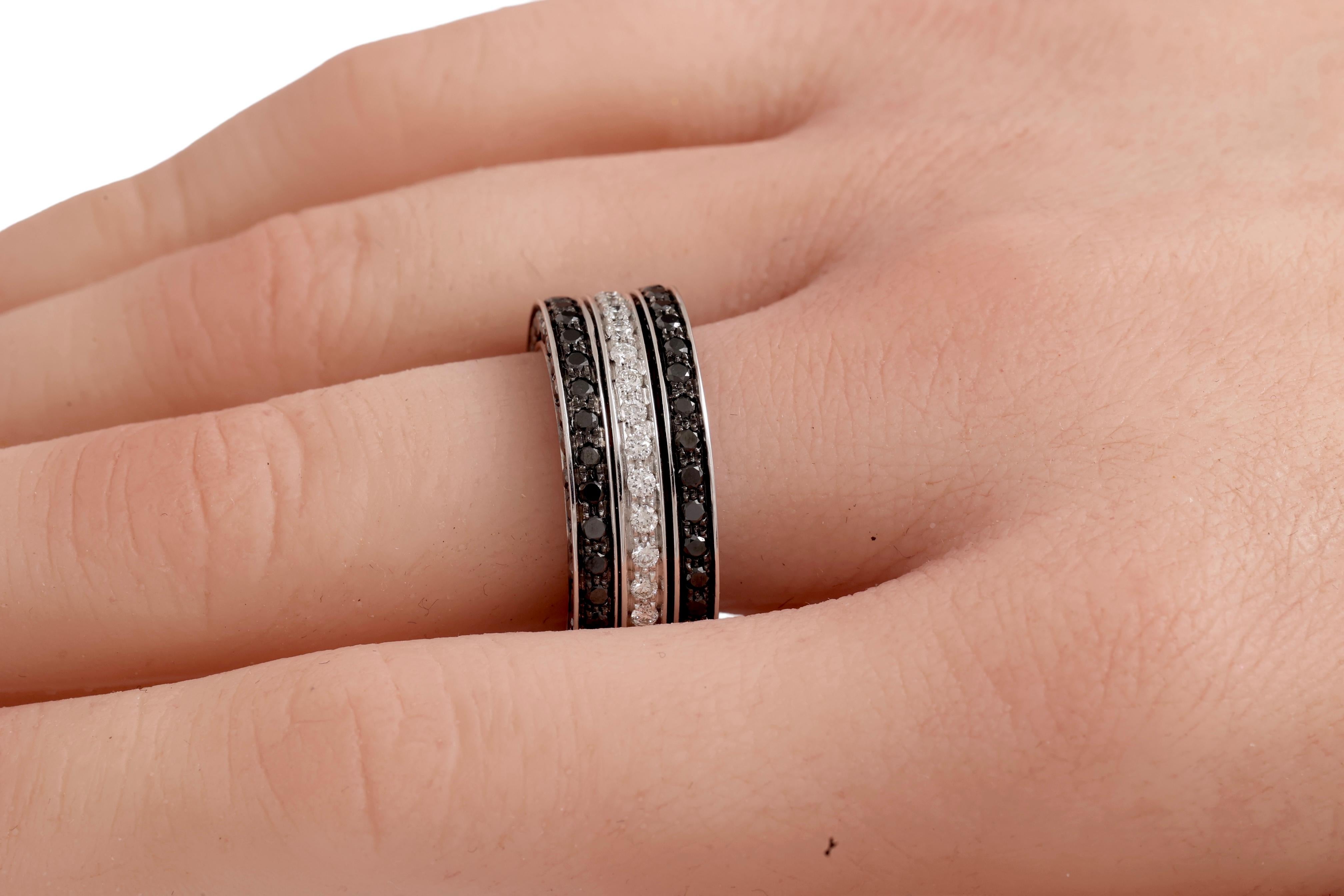 Ciondolo 18kt con 4,3ct di diamanti bianchi e neri che può essere trasformato in un triplo anello in vendita 11