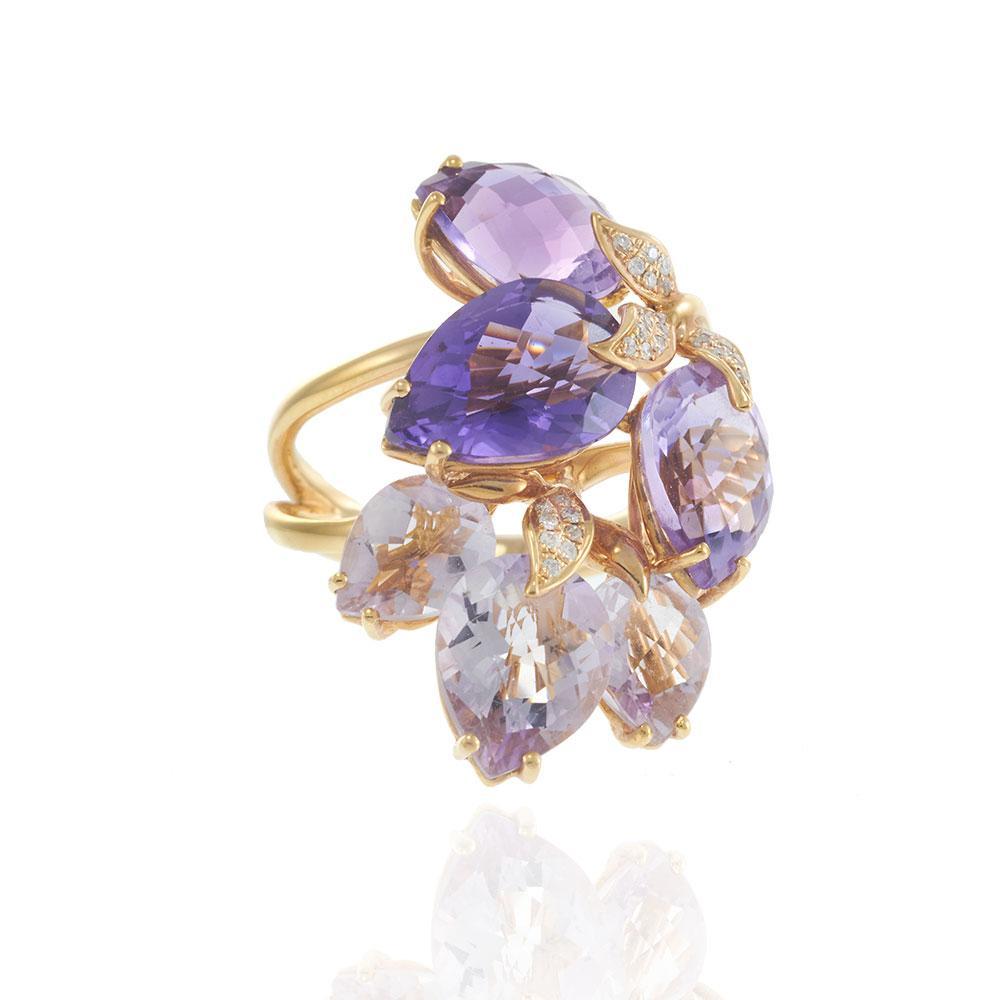 Questo squisito anello in oro rosa 18KT, una dichiarazione di eleganza artistica, sboccia con vibranti ametiste a forma di pera disposte in una dinamica composizione floreale. Le calde tonalità di lavanda e viola brillano con una brillantezza
