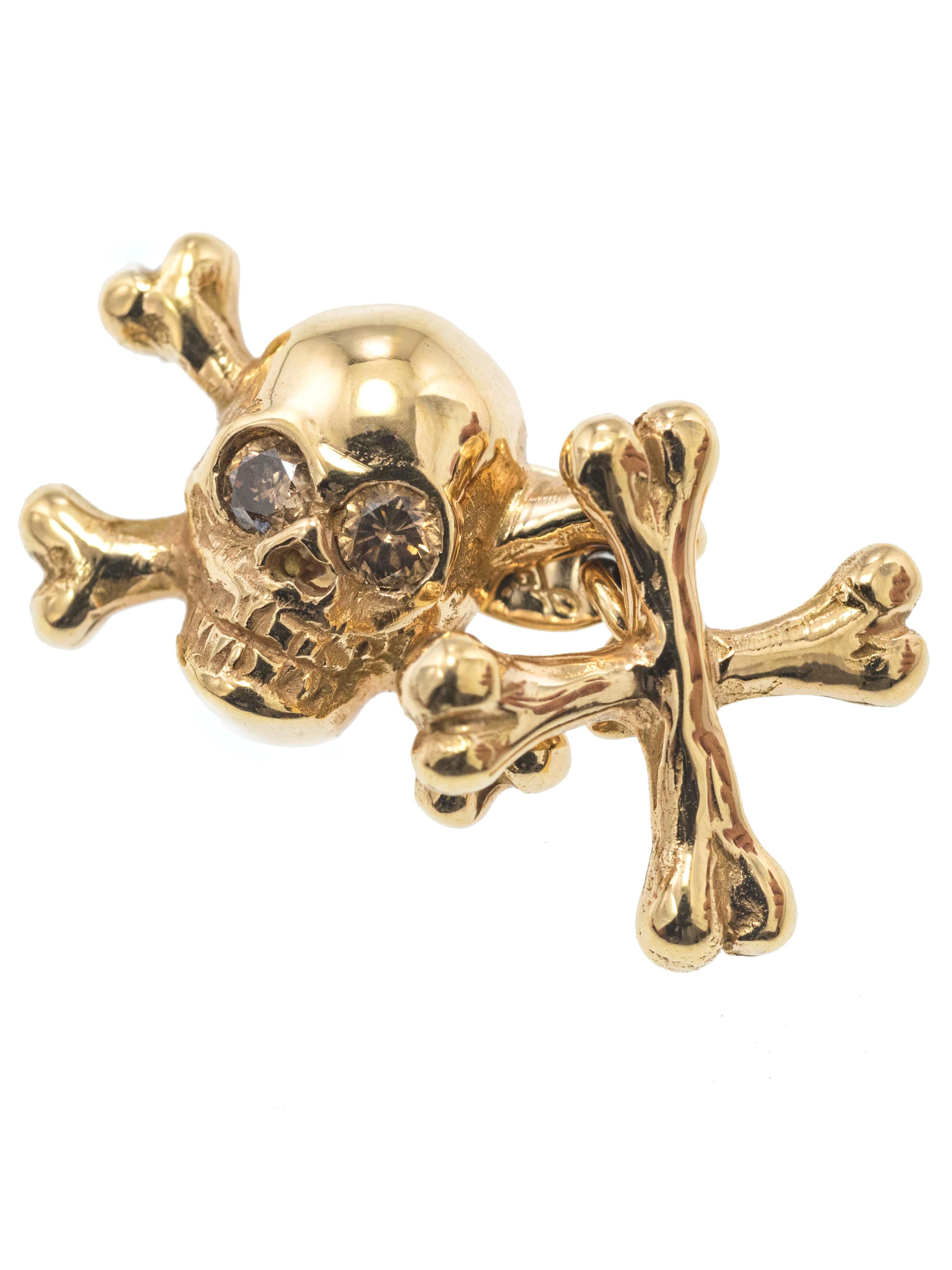 This gorgeous and particular cufflinks has a very high quality workmanship.
The skull in the front side has two brown Diamonds in the eyes for ct 0.43 in total.
The back of the cufflinks are two crossed bones .

Face measurements are approximately