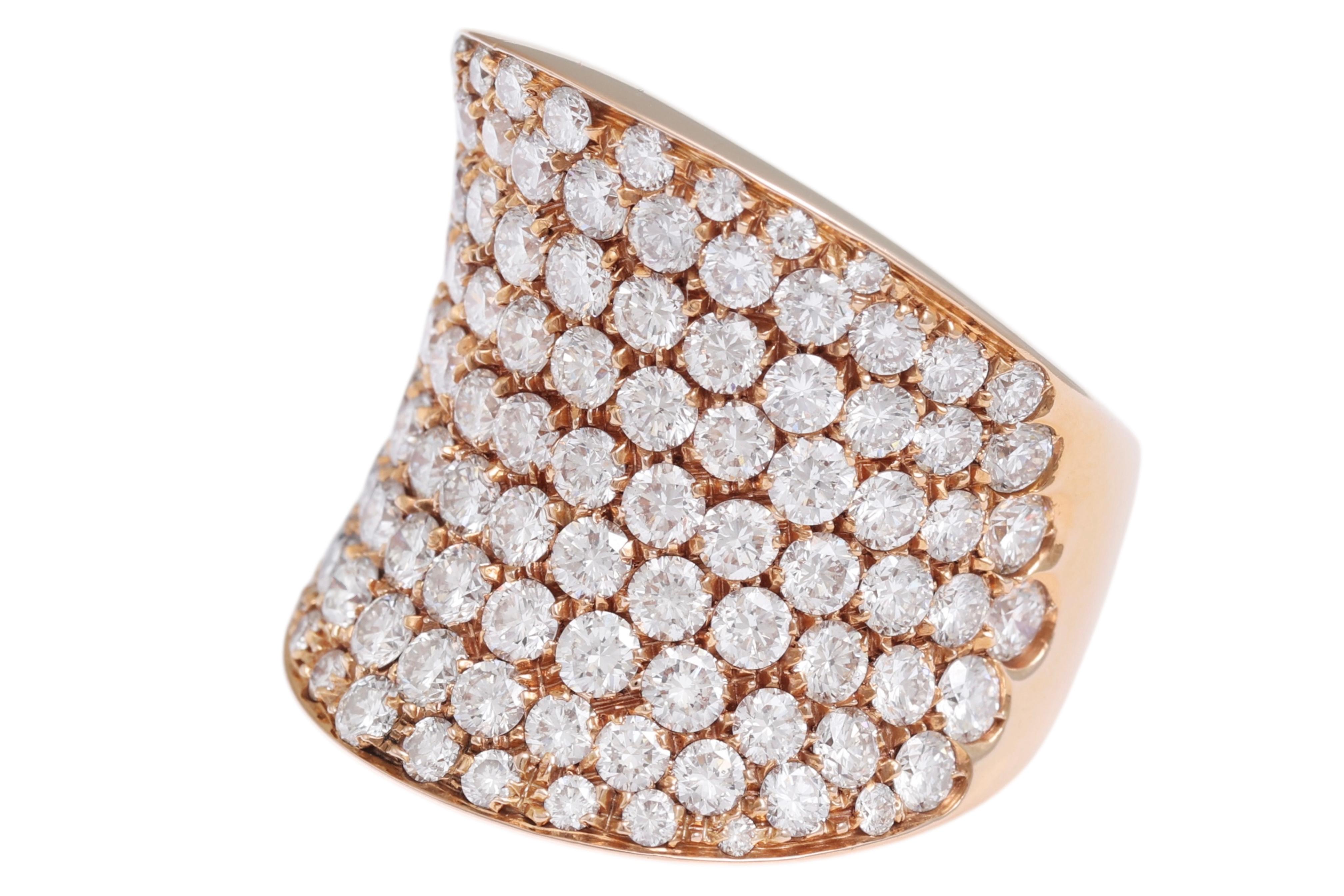 Splendido anello in oro rosa 18 kt con diamanti taglio brillante.

Diamanti: Diamanti taglio brillante, complessivamente circa 5,80 carati F/G VS

Materiale: Oro rosa 18kt

Peso totale: 20,5 grammi / 0,720 oz / 13,15 dwt

Misure: lunghezza 21,7  x