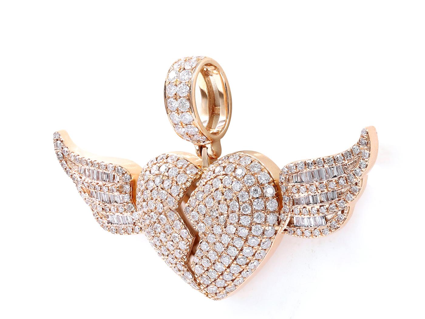 Un étonnant pendentif en or rose 18KT serti de diamants, façonné dans la forme enchanteresse d'un cœur ailé - symbolisant la liberté, l'amour et l'élégance divine. Ce luxueux pendentif brille grâce à une combinaison de diamants ronds de taille