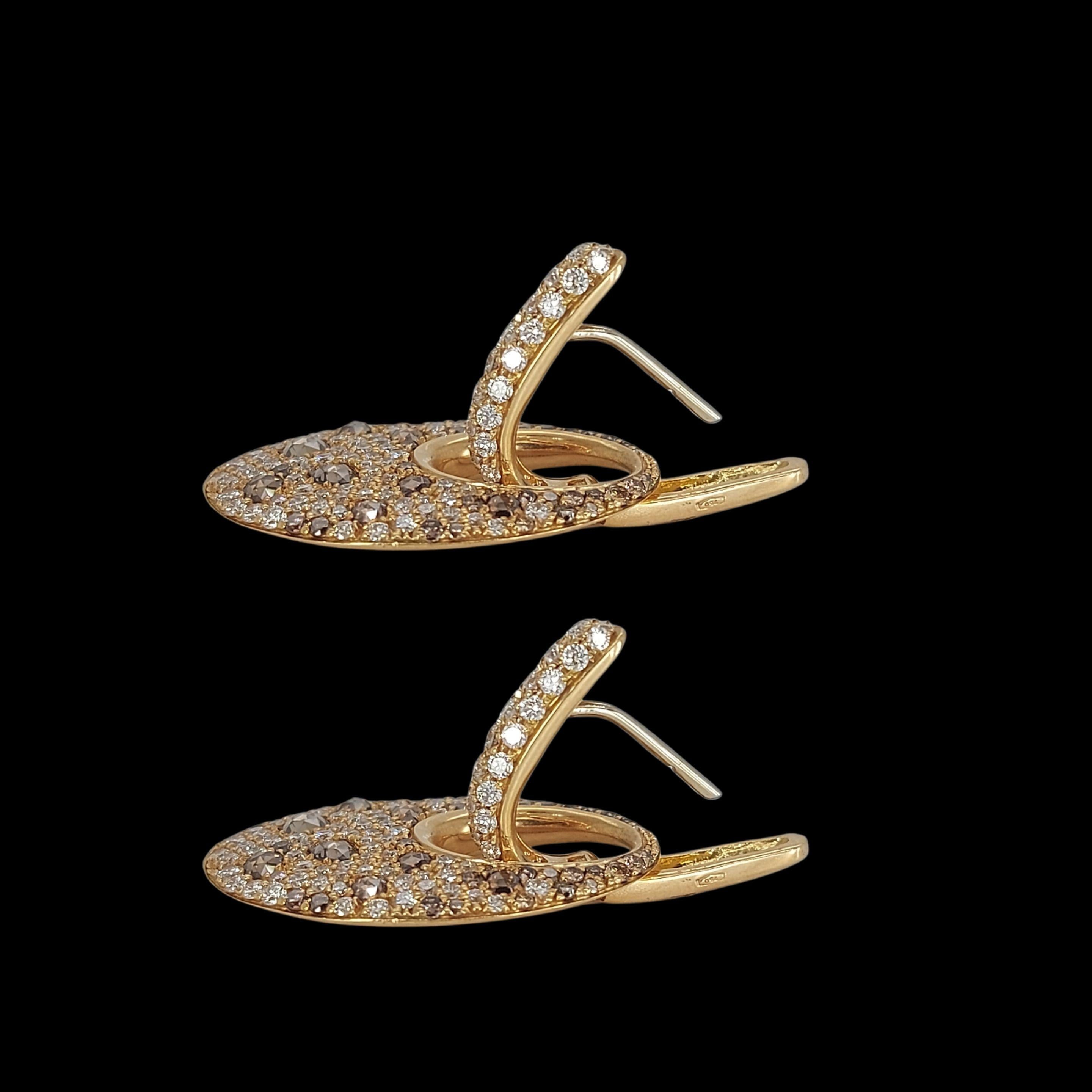 Gorgeous 18kt Pink Gold Earrings With 2.82ct White and Cognac Diamonds

Can be purchased with a matching necklace as seen on the pictures. Item LU175229667452

Diamonds: White and cognac diamonds together approx. 2.82ct

Material: 18kt pink