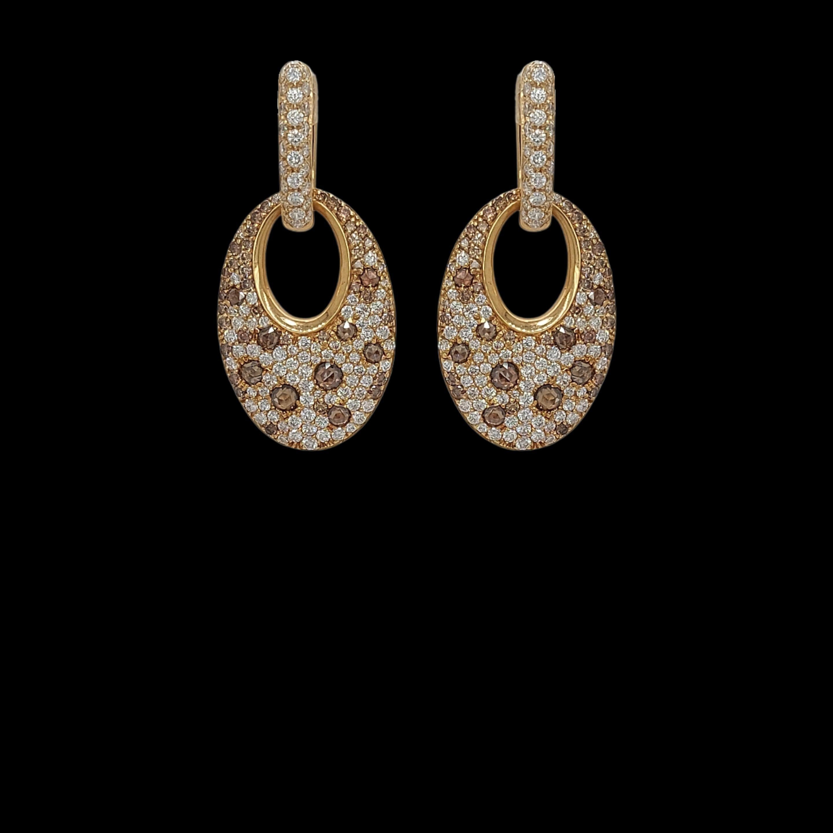 18kt Pink Gold Earrings with 2.82ct White and Cognac Diamonds In New Condition For Sale In Antwerp, BE
