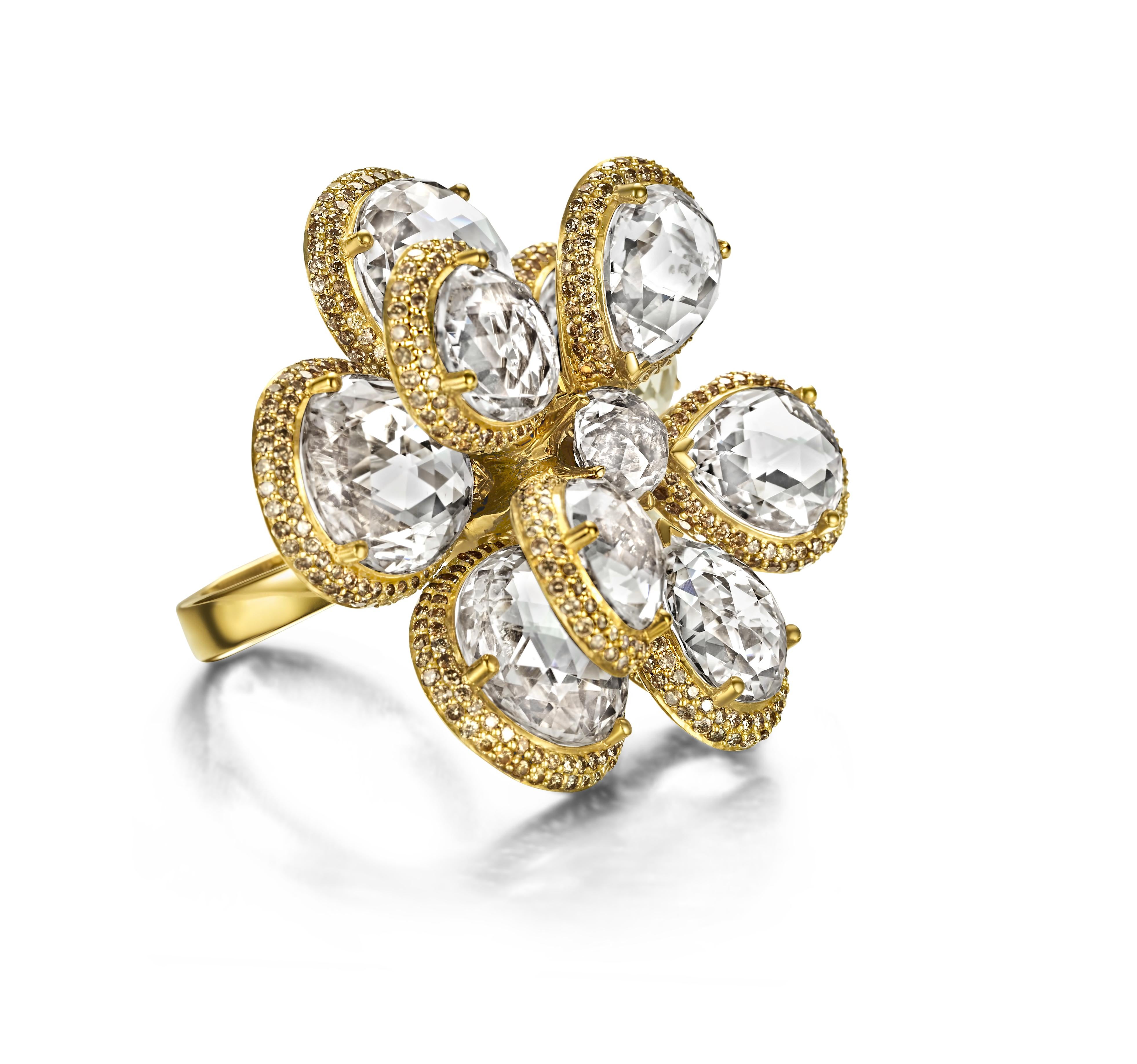 Amazing 18kt Pink Gold Flower Ring With Diamonds and white Topaz

Diamonds: Brilliant cut diamonds, together approx. 4.39 ct.

Topaz: White topaz, together approx. 50.30 ct.

Material: 18 kt. pink gold

Ring size: 54 EU / 6.75 US ( can be resized