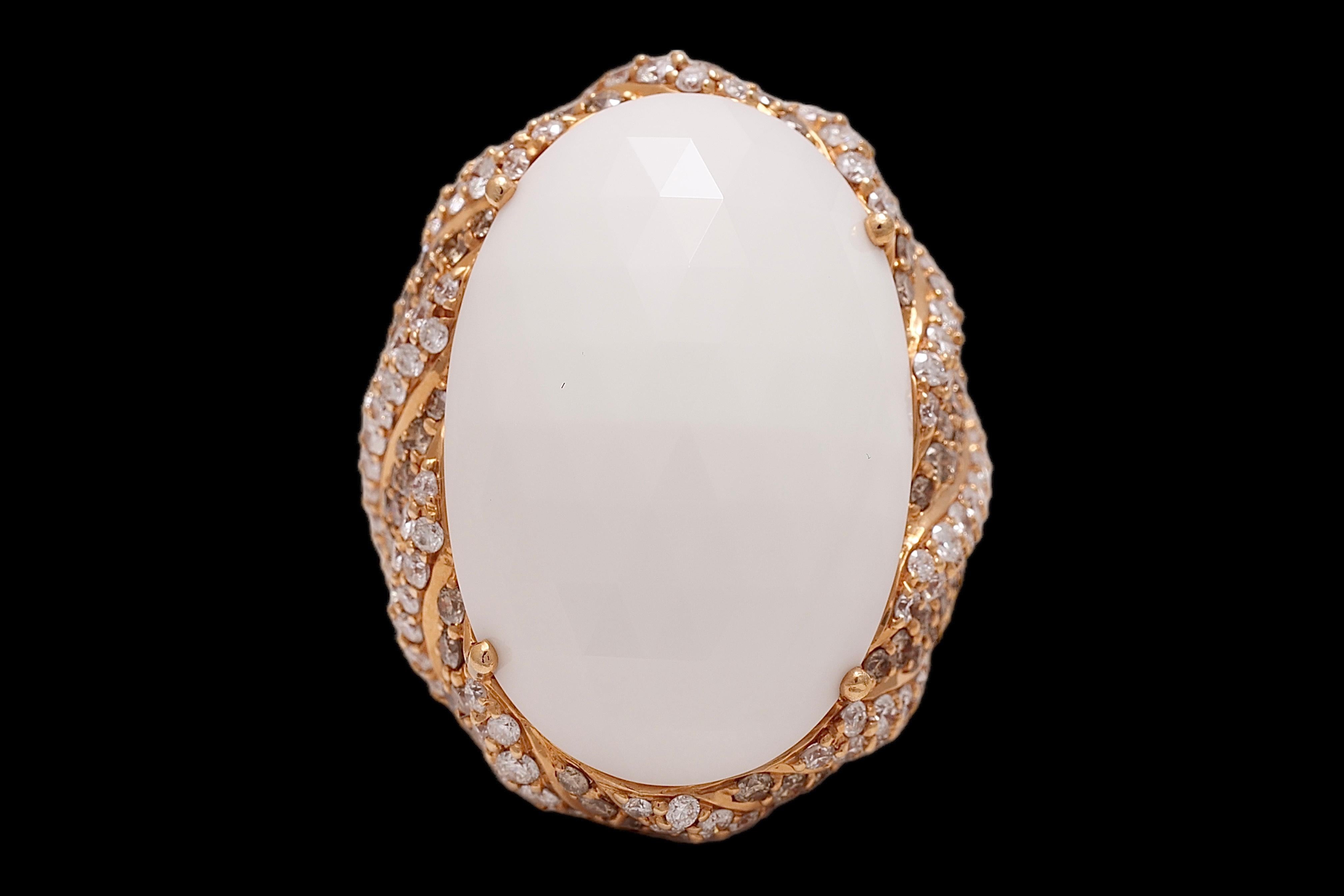 Gorgeous and Elegant 18kt Pink Gold Ring With 5.9 ct Agate Stone and 3.8 ct White & Cognac Brilliant Cut Diamonds 

Diamonds: Brilliant cut diamonds, together approx. 2.03 ct. GSI, cognac diamonds together approx. 1.73 ct.

Agate: White oval shape