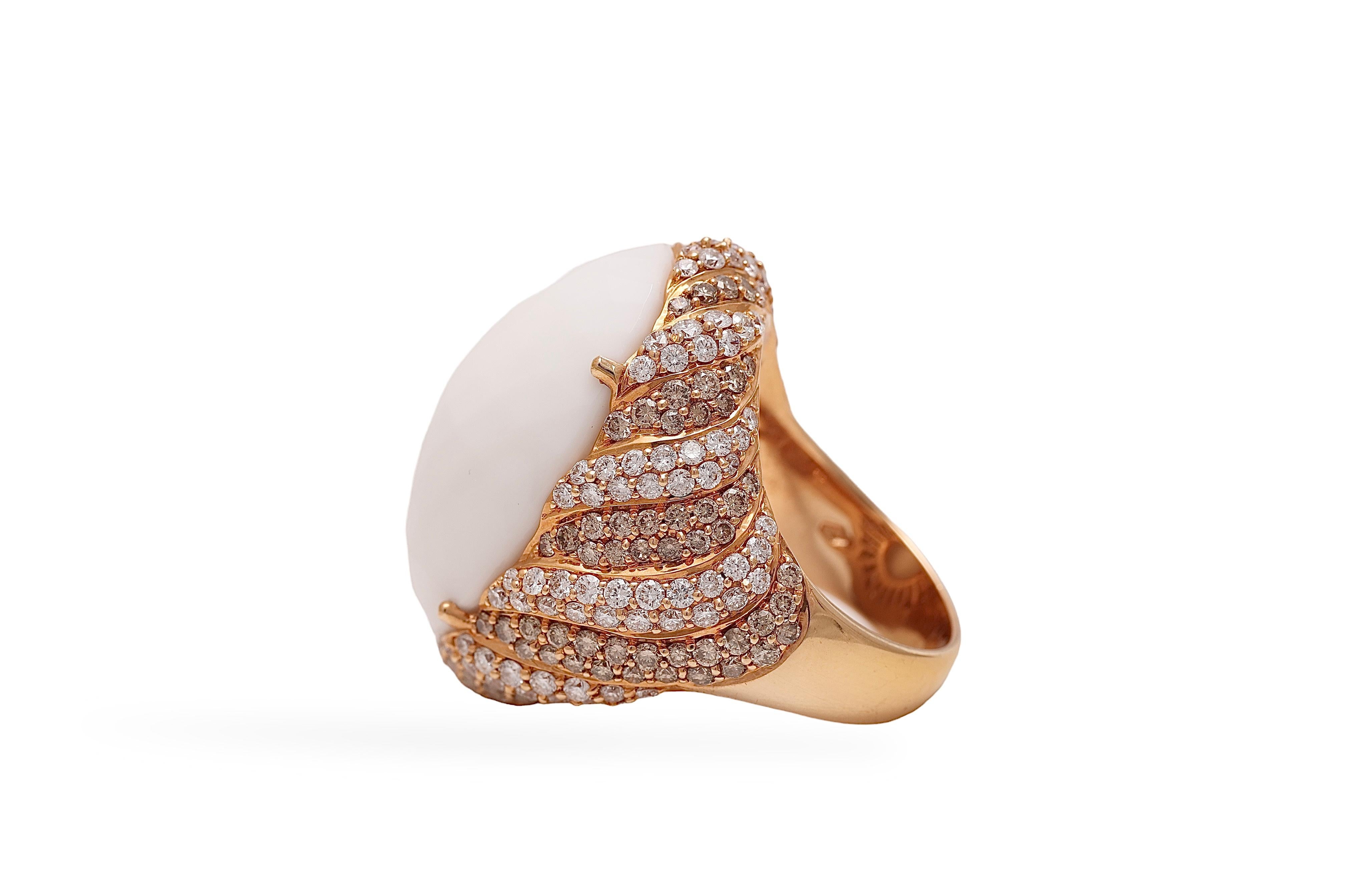 18kt Pink Gold Ring With 5.9 ct Agate Stone and 3.8 ct White & Cognac Brilliant  In New Condition For Sale In Antwerp, BE