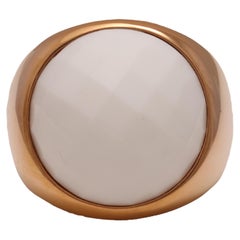 18kt. Ring aus Rotgold mit rundem facettiertem weißem Onyx-Stein 