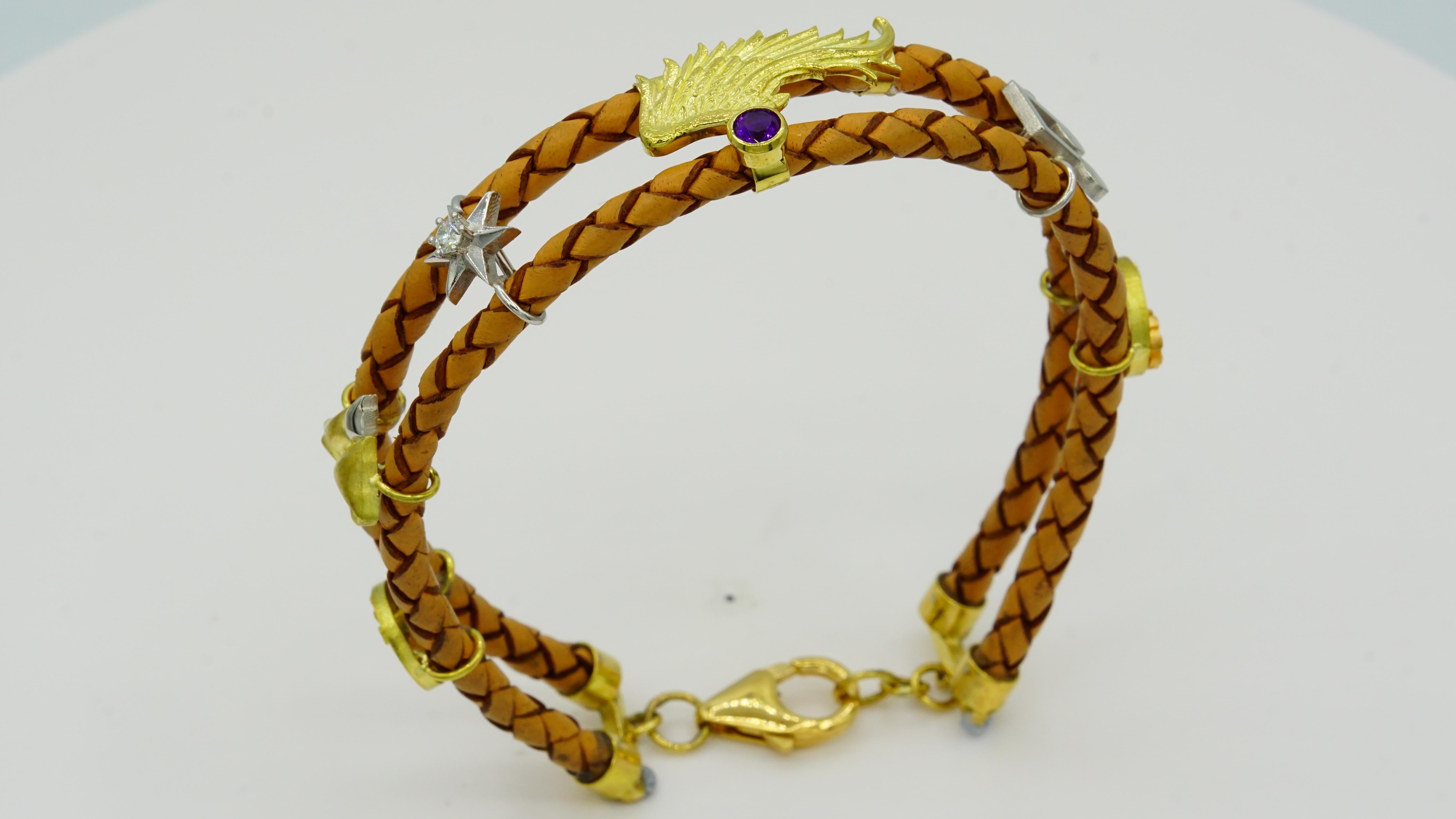 Pulsera de cuero de oro platino de 18 quilates con colgantes personalizados: Hecho a Medida
Descripción destacada:
Presentamos nuestra pulsera unisex de cuero doble excepcionalmente personalizada de oro amarillo de 18 quilates y platino, asegurada