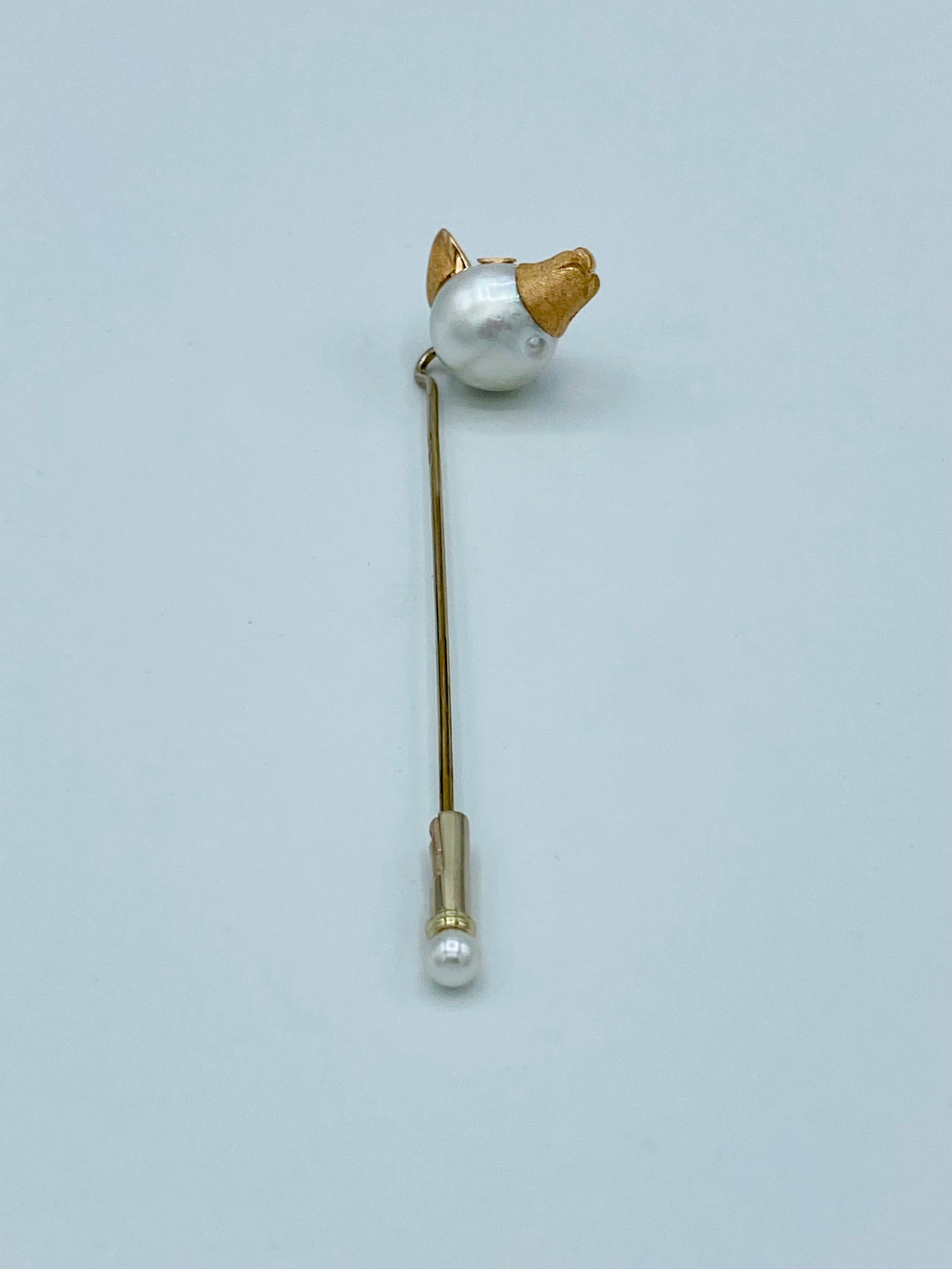 Round Cut 18Kt Red White Gold Black Diamond Wolfhound Australian Pearl Stick-Pin Brooch For Sale