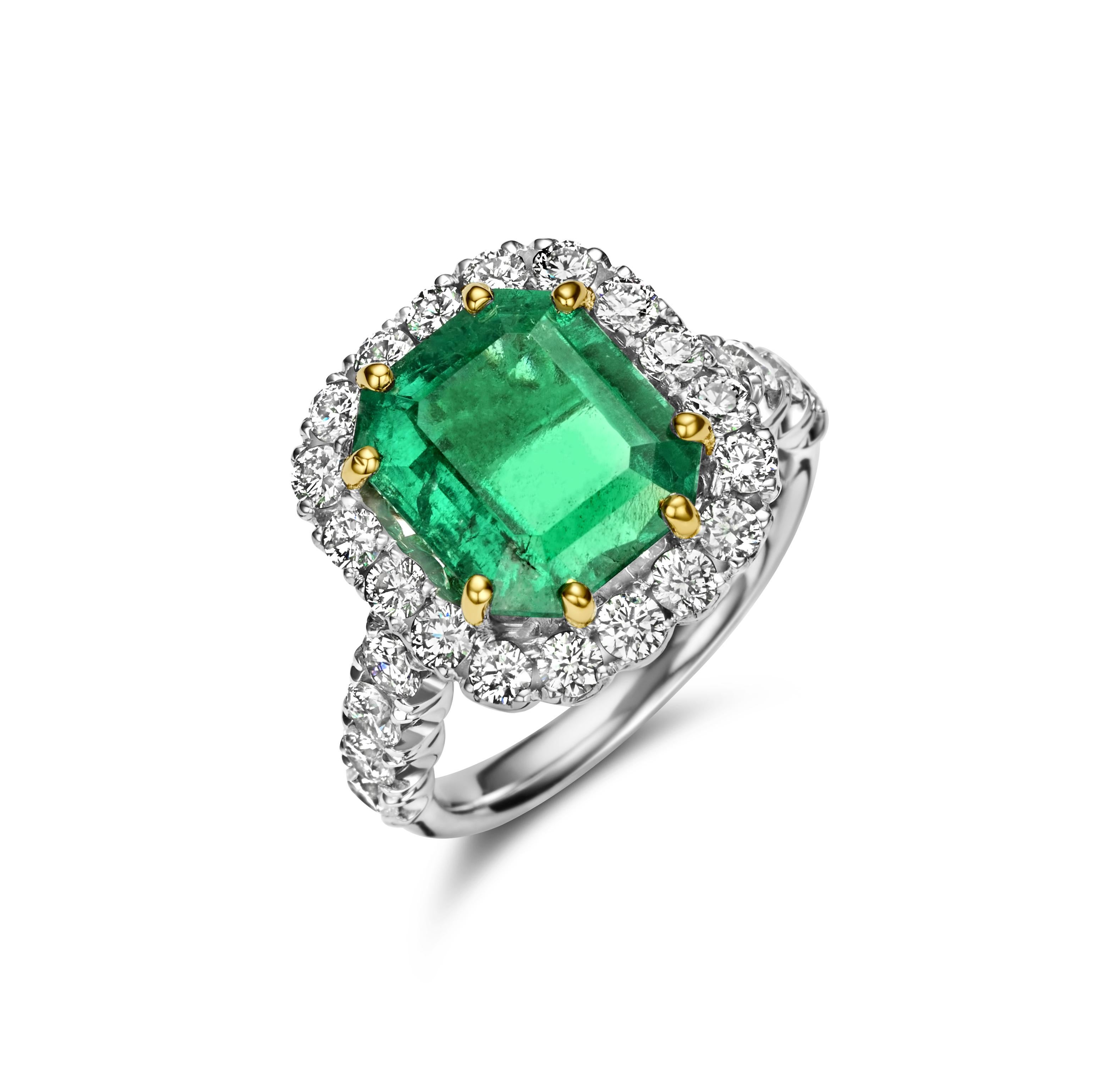 18kt Ring 4.83 Minor Emerald Diamonds CGL Certified.

Gorgeous 18 kt golden ring set with emerald and diamonds.

Emerald: 4.83 Carat, Octagonal / step cut, green, transparent, Beryl, emerald Origin: Colombia, Indications of minor clarity enhancement