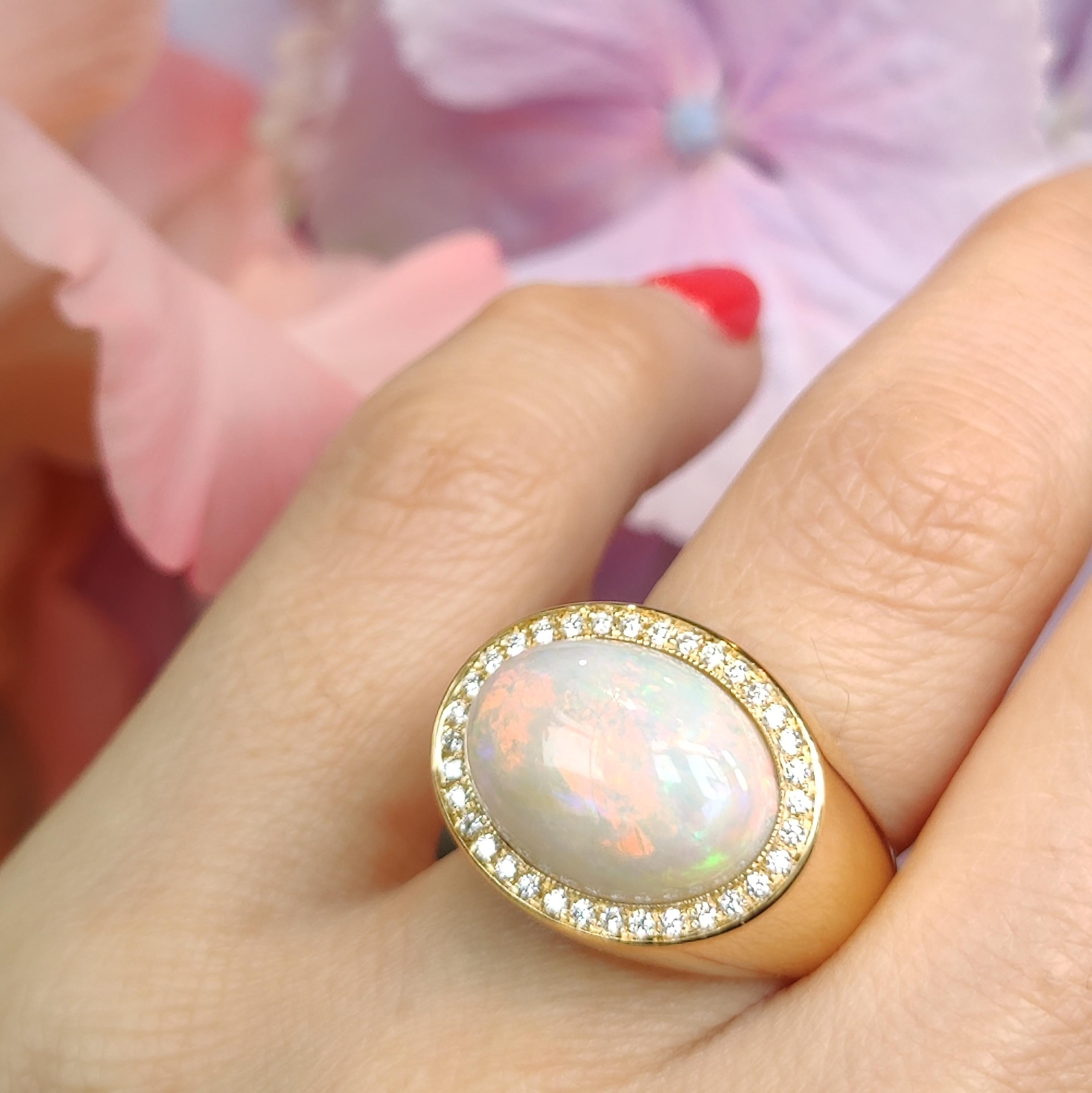 Anillo de oro amarillo de 18 quilates Ópalo y diamantes Corte oval en venta