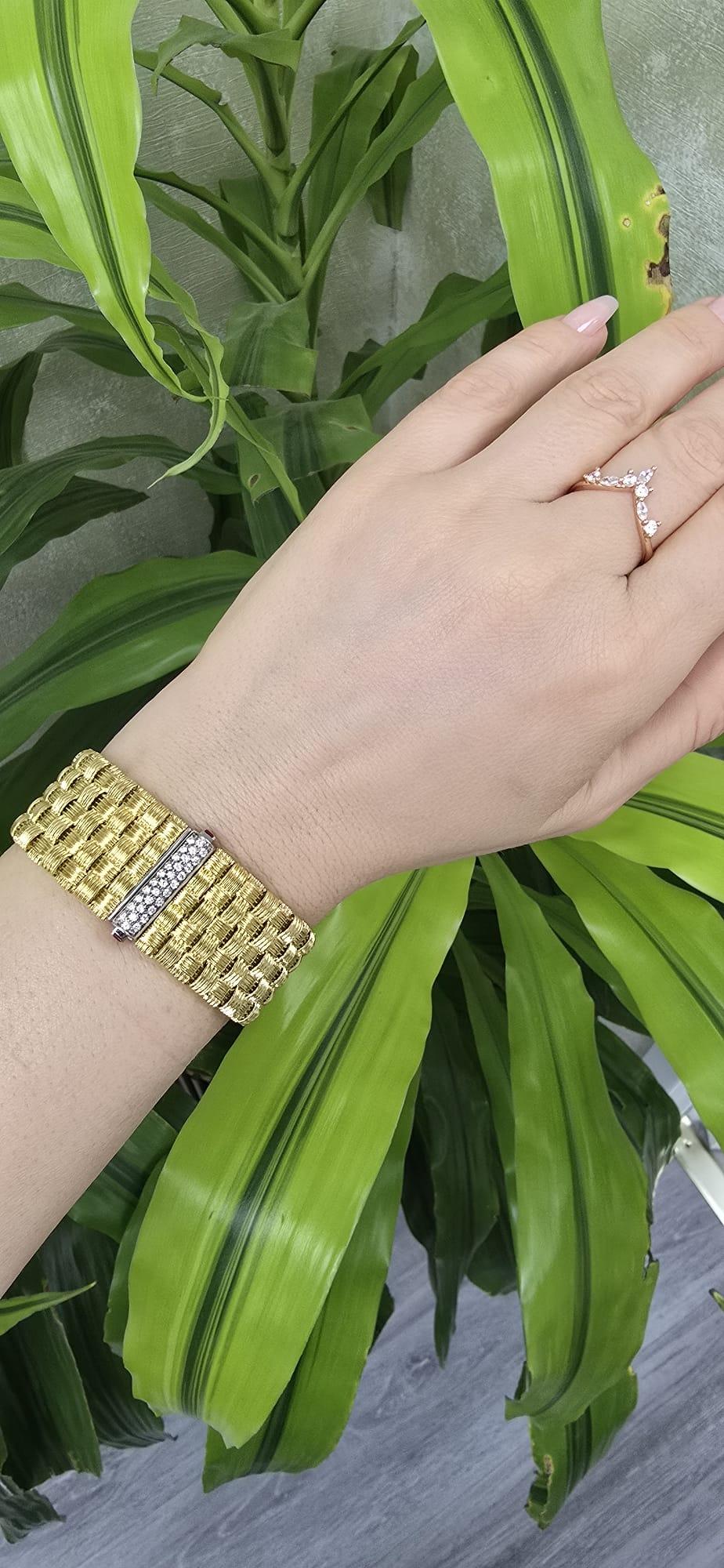 18KT Roberto coin bracelet woven design with ruby and diamond accent In New Condition For Sale In New York, NY