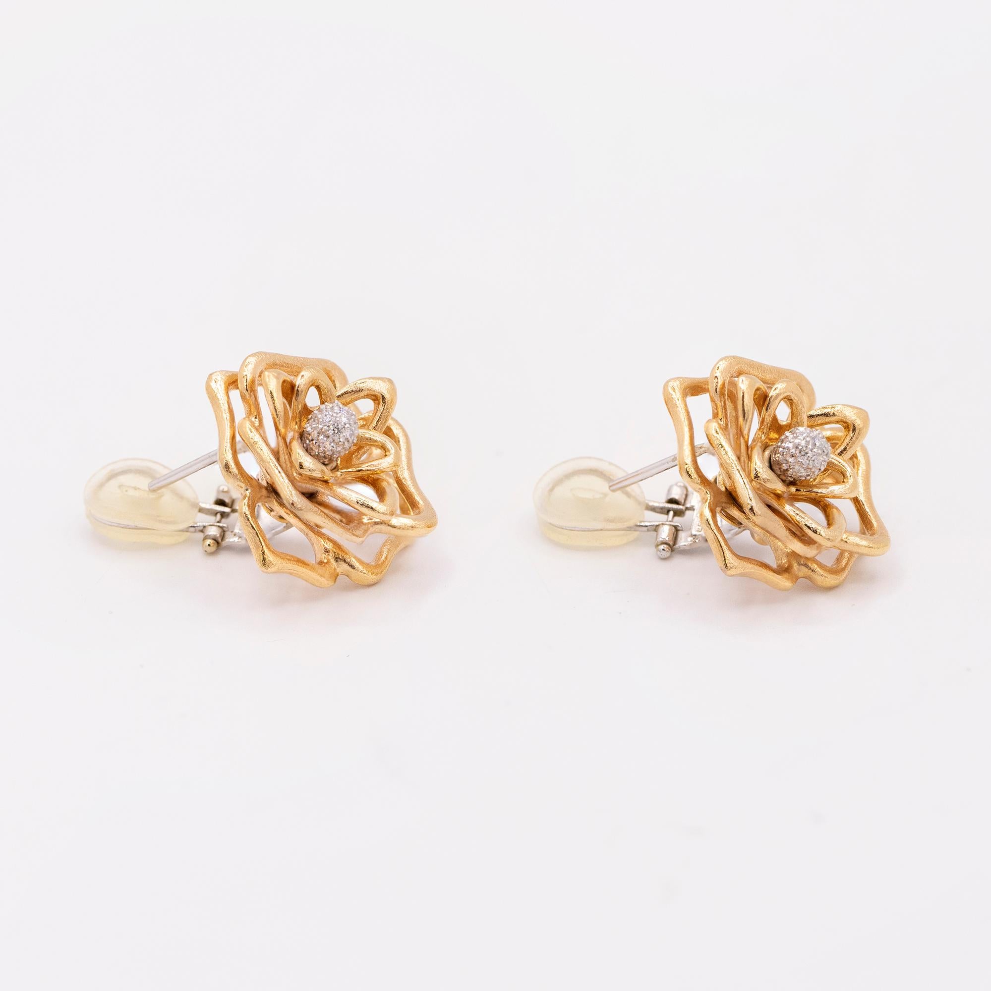 Boucles d'oreilles vintage Roberto Coin open Rose en or rose 18 carats avec perle centrale pavée de diamants
avec des dos post et oméga pour les oreilles percées.
