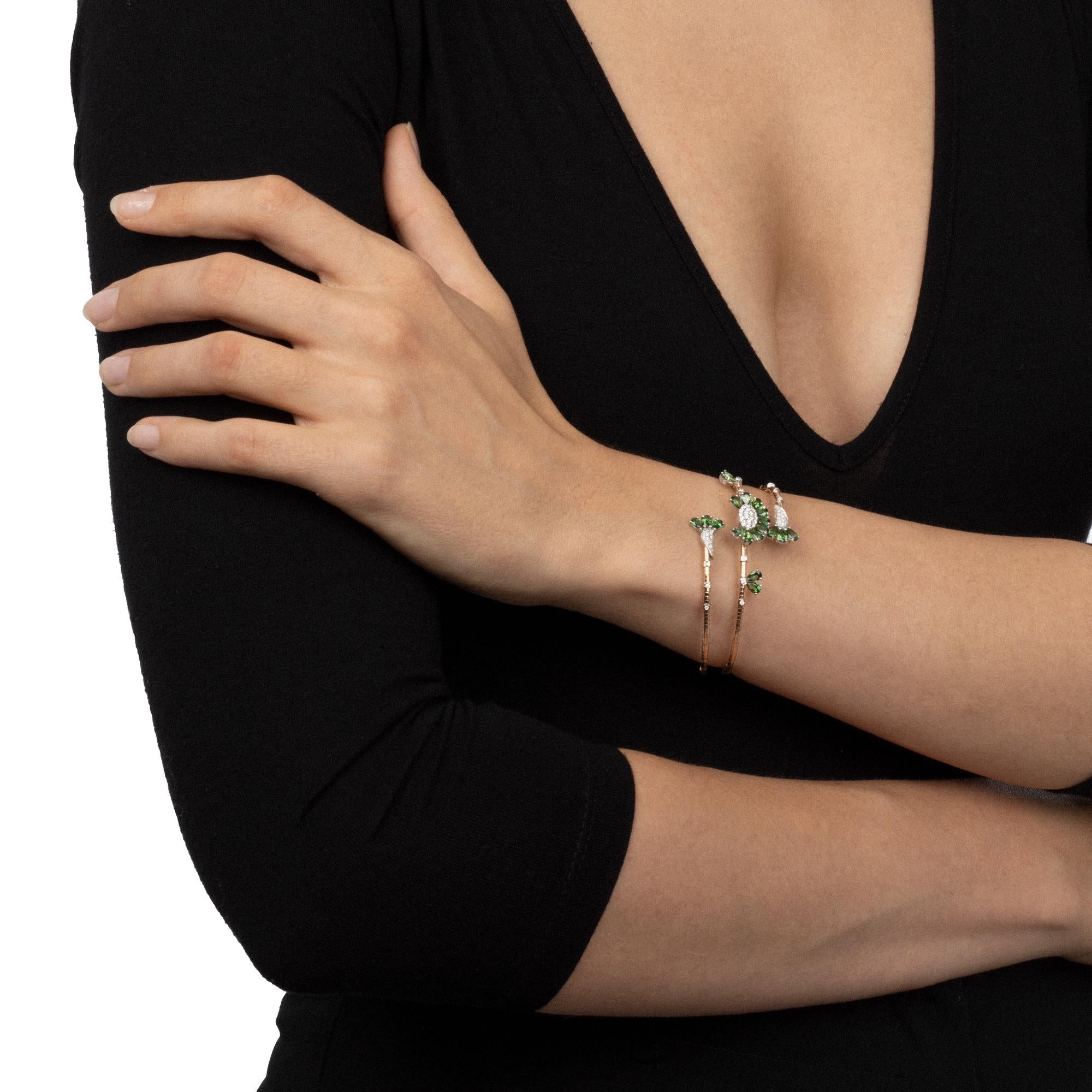 The spiral shape of this sophsiticated flex bracelet with a titanium core is designed to wrap gently around the wrist, catching and reflecting the light. The sophisticated elegance of green topaz gemstones is a celebration of italian feminine
