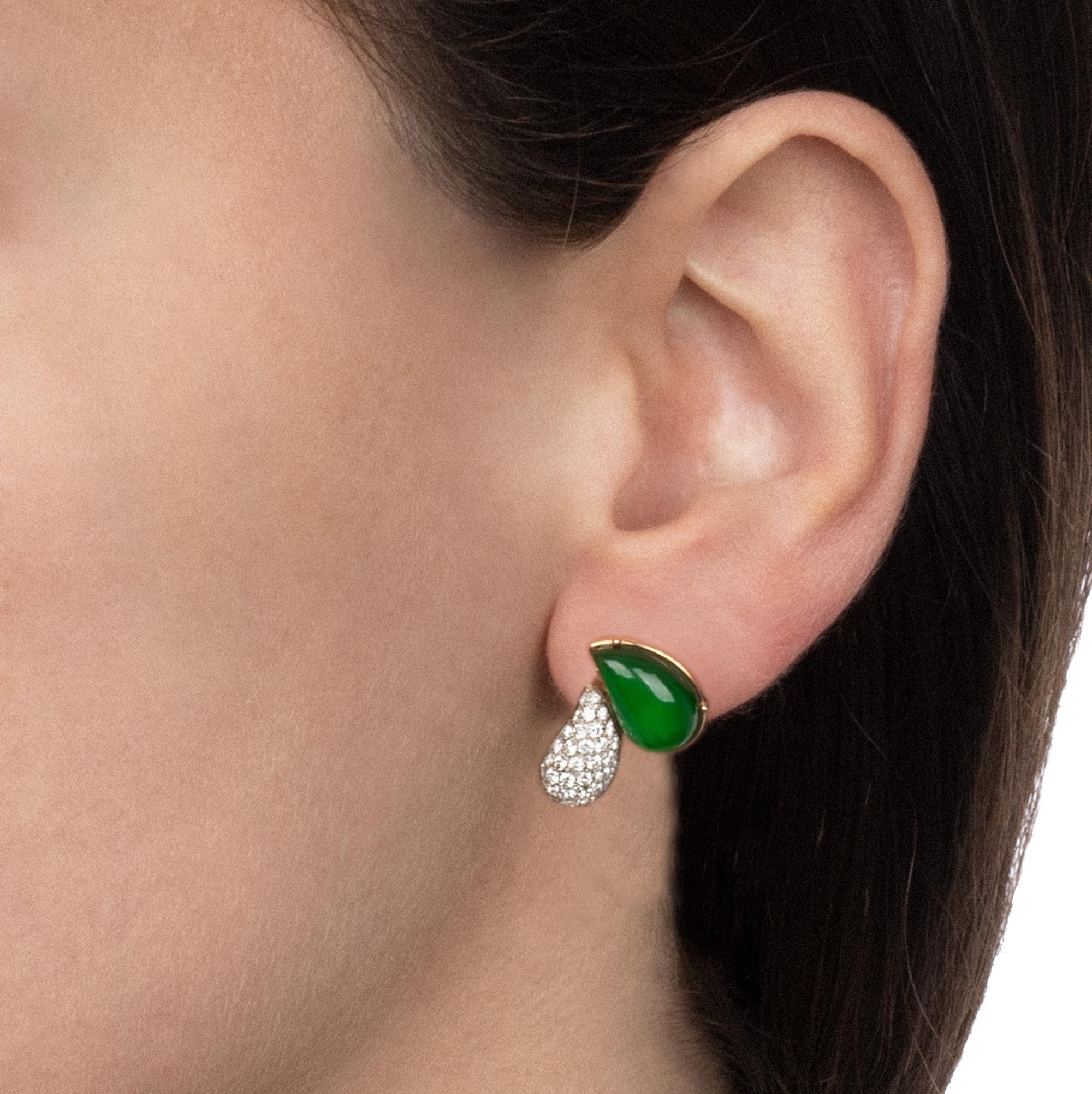 Fresh and playful like a summer memory, these earrings are classy and efferverscent at the same time. The bright green shade of the aventurine stone adds a touch of joyful elegance, while the diamonds accent add some sparkle. A set of handmade