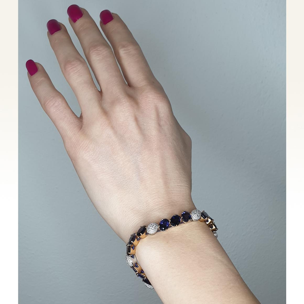 Trandy, Mode und Design für dieses erstaunliche Armband mit spezieller Titanfeder in Rosé- und Weißgold 18kt.
 Dieses Stück ist leicht zu tragen. Bei jeder Gelegenheit können Sie dieses Armband tragen und sich wohl und trendy fühlen.
Die Titanfedern
