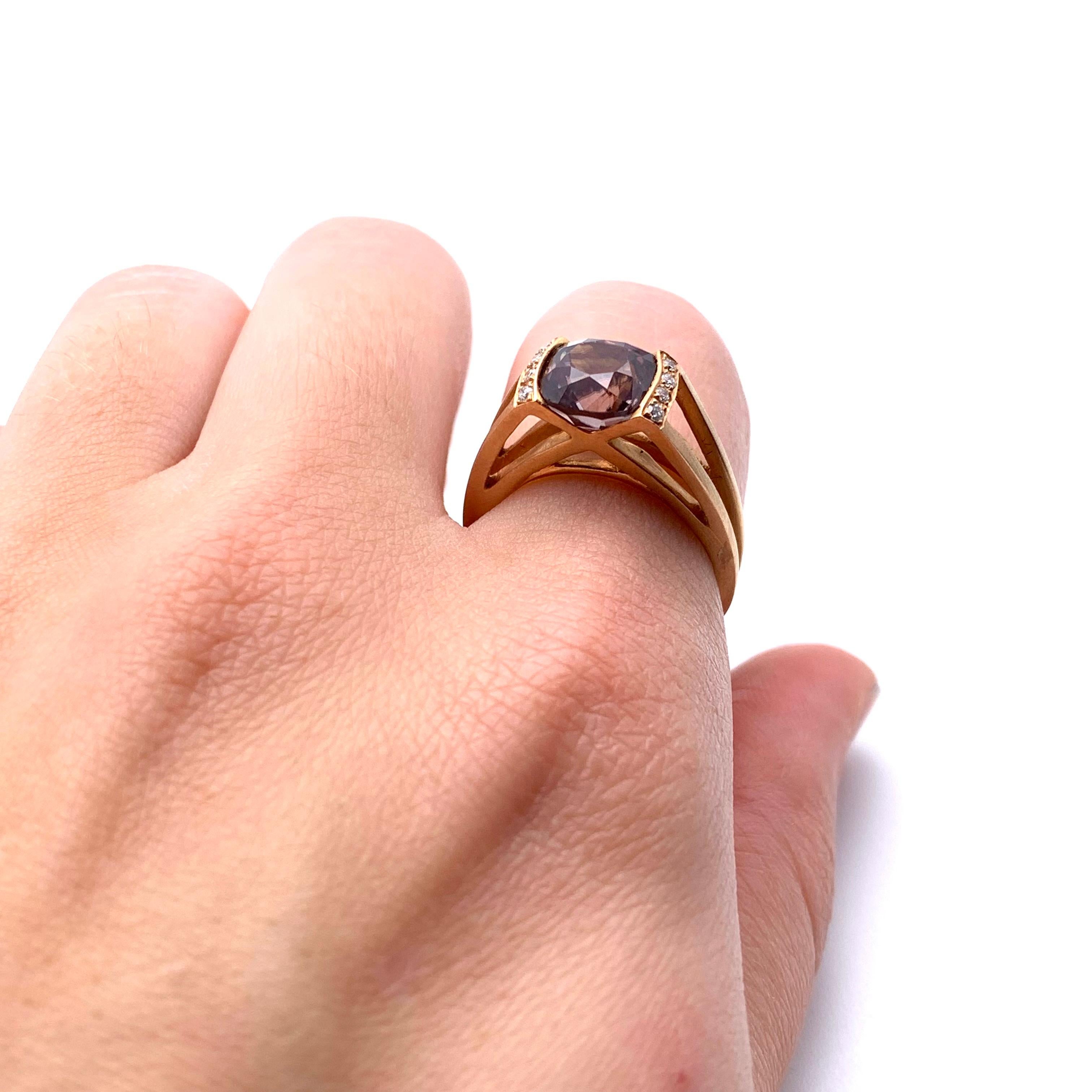 Questo anello è caldo, moderno e pieno di scintille! In oro rosa 18 carati è incastonato uno zircone rosa con taglio a cuscino. La pietra misura 4,03 carati ed è splendidamente tagliata. La pietra centrale è impreziosita da 0,08 carati di diamanti