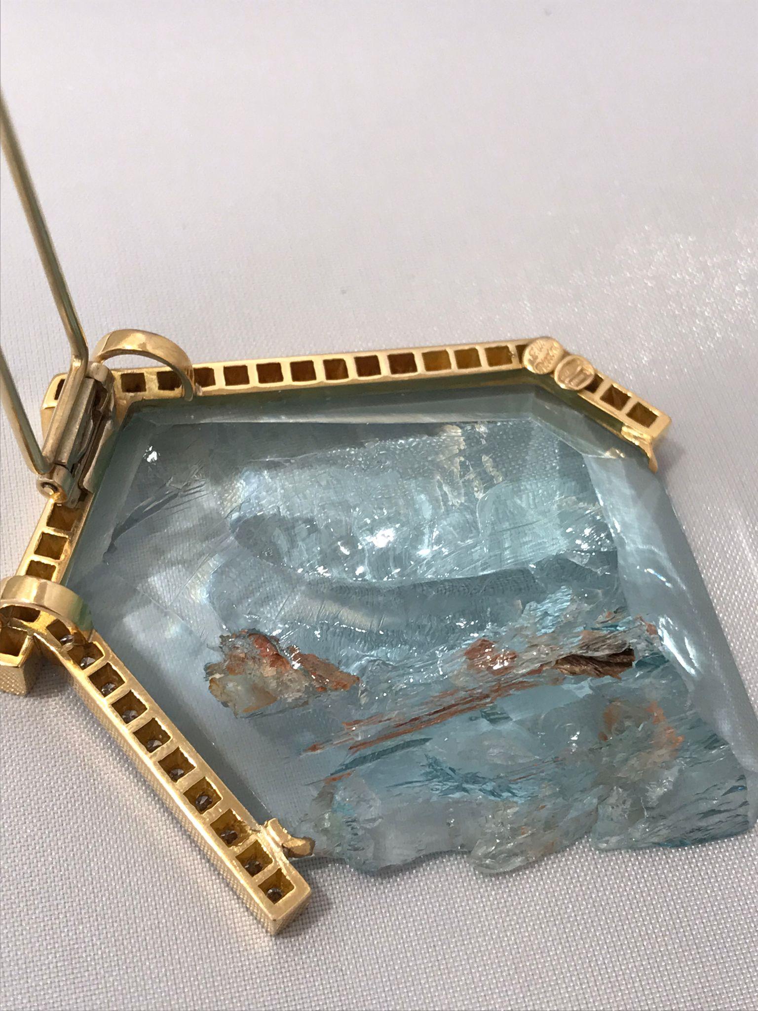 Women's 18KT Rose Gold Brooch with Nat. Aquamarine 29ct & 1.98ct Brilliant Cut Diamond For Sale