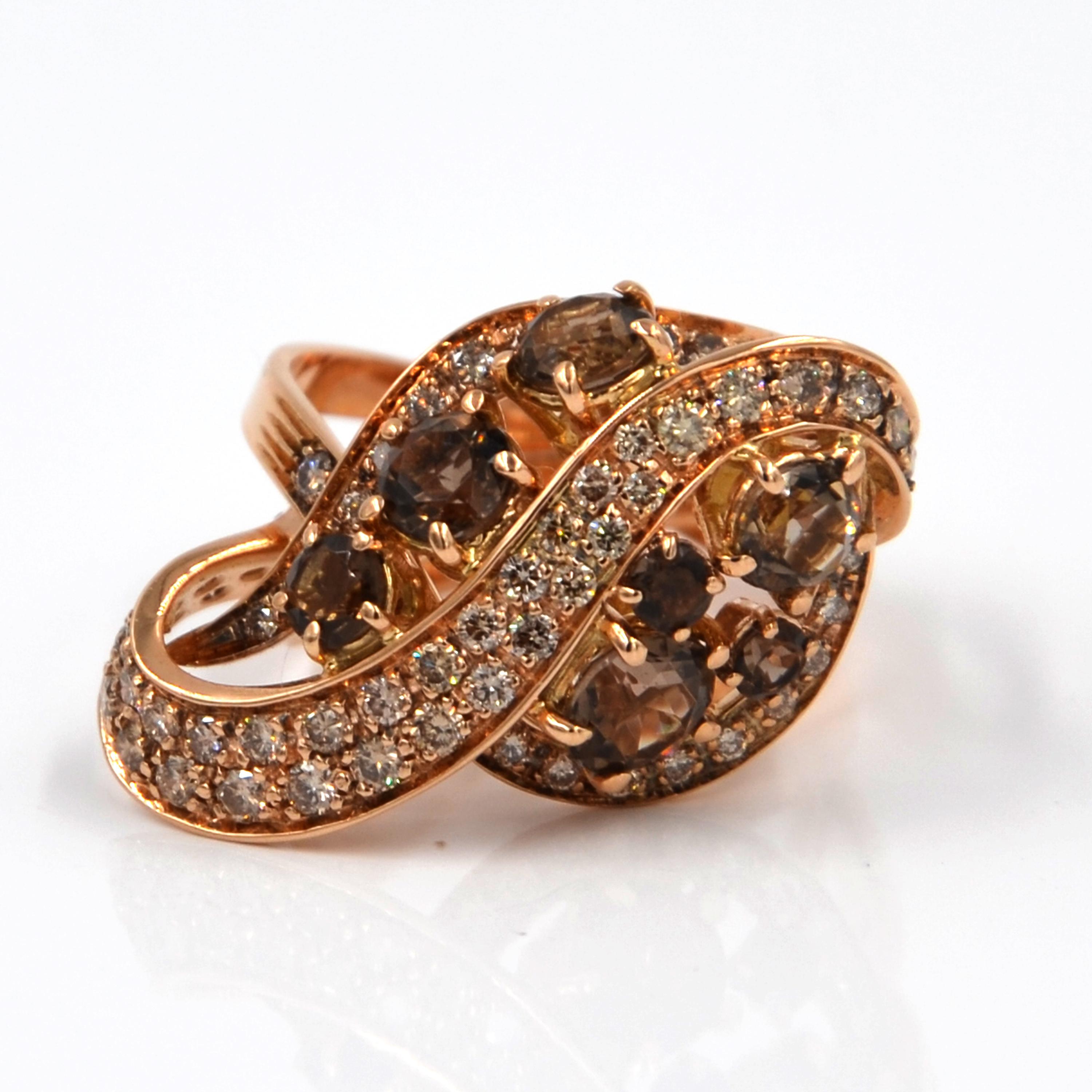 Taille ronde Garavelli, bague cocktail moderne en or 18 carats, diamants bruns et quartz fumé en vente