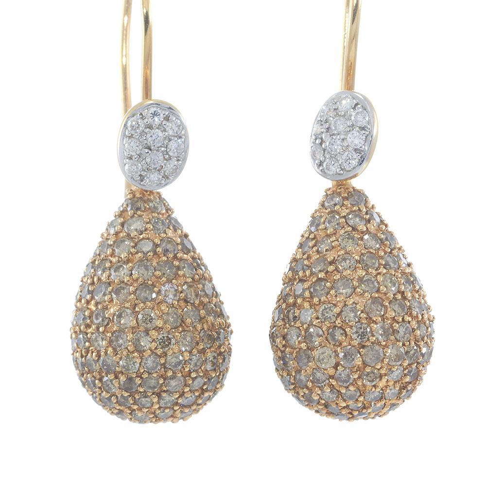 Fai un'ottima impressione con questi audaci e lussuosi orecchini a goccia con diamanti. Realizzato in oro rosa 18KT, ogni orecchino a goccia è impreziosito da un mosaico scintillante di diamanti champagne e coronato da un gruppo di diamanti bianchi.