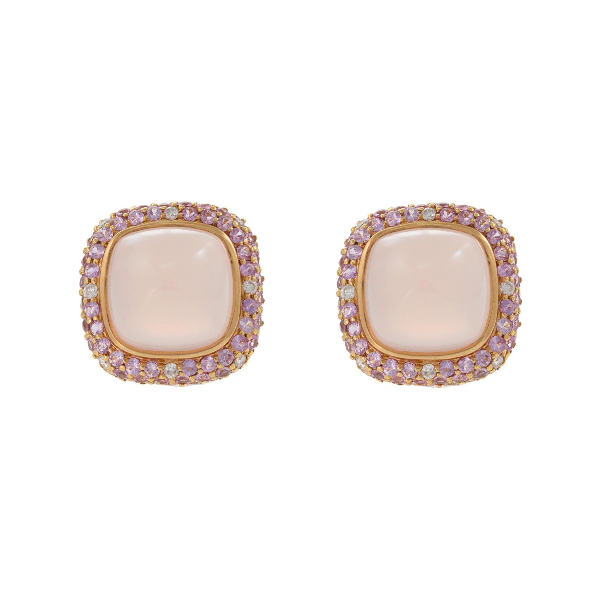 Questi squisiti orecchini a clip presentano una splendida miscela di gemme, tra cui 25,94 carati di quarzo rosa, 3,72 carati di zaffiri rosa e 0,62 carati di diamanti. Incastonati in oro rosa 18KT, questi orecchini offrono una tavolozza di colori