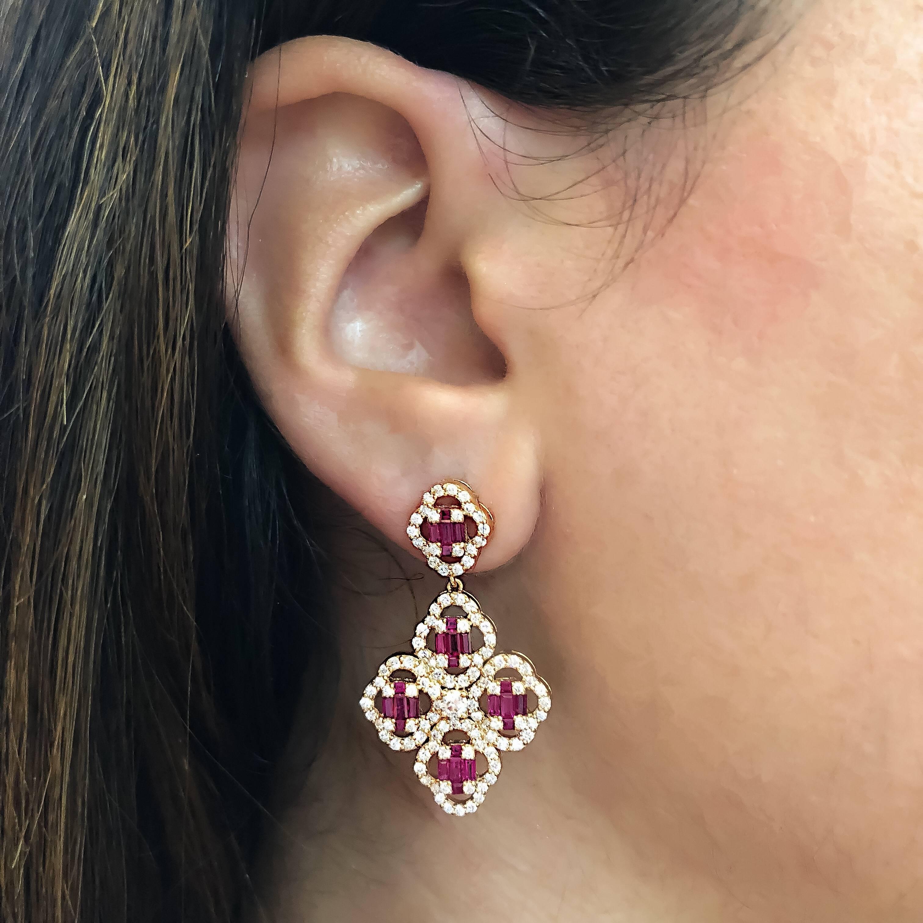 Gorgeous 18kt rose gold dangling clover push-back earrings.
Mounted with 1.89ct of white brilliant cut diamonds and 3.09ct of elongated baguette cut natural ruby gemstones.
Matching pendant necklace is available.