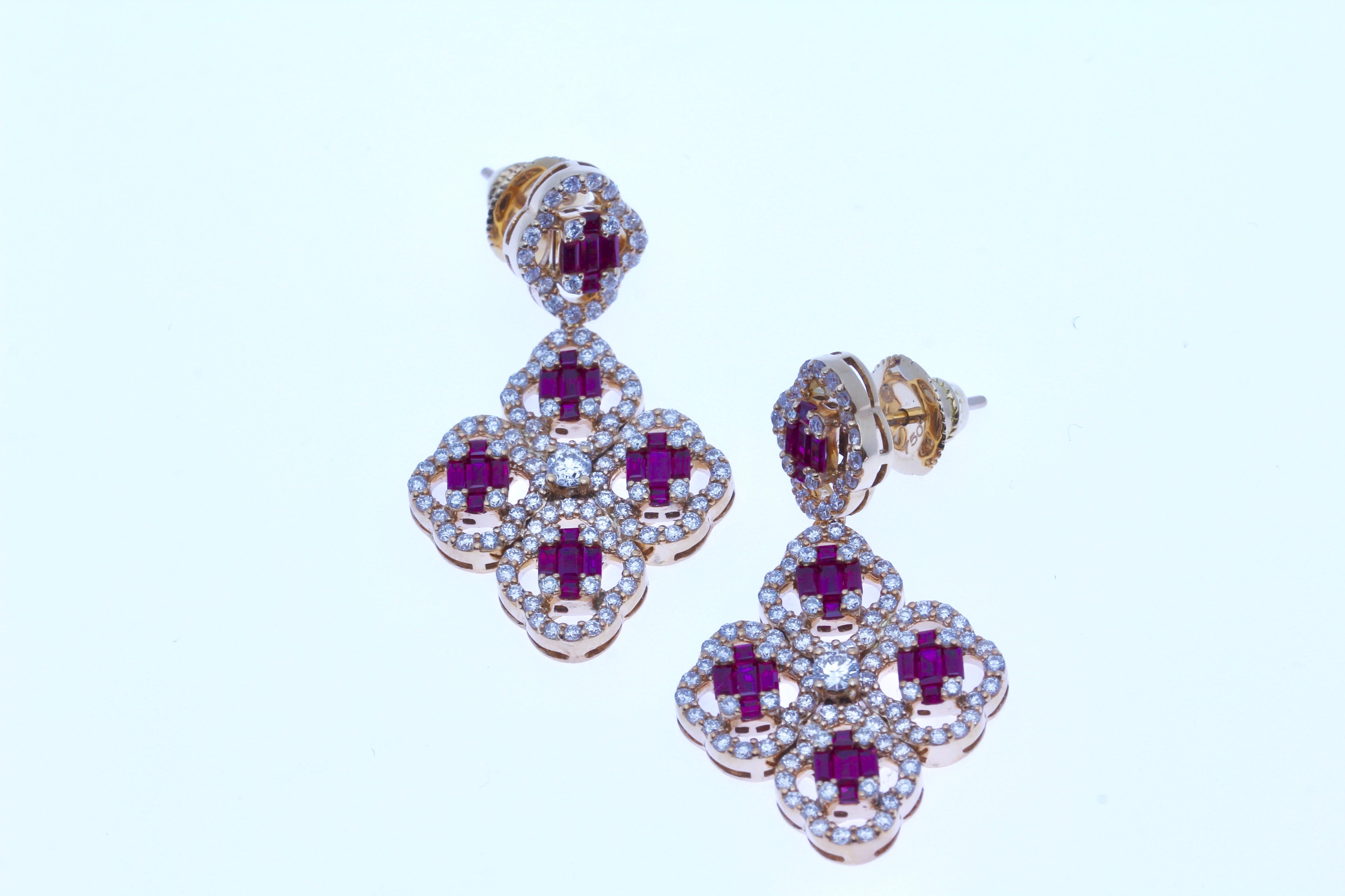 Contemporary 18Kt Rose Gold Dangling Clover Push-Back Earrings Diamond and Ruby Gemstones For Sale