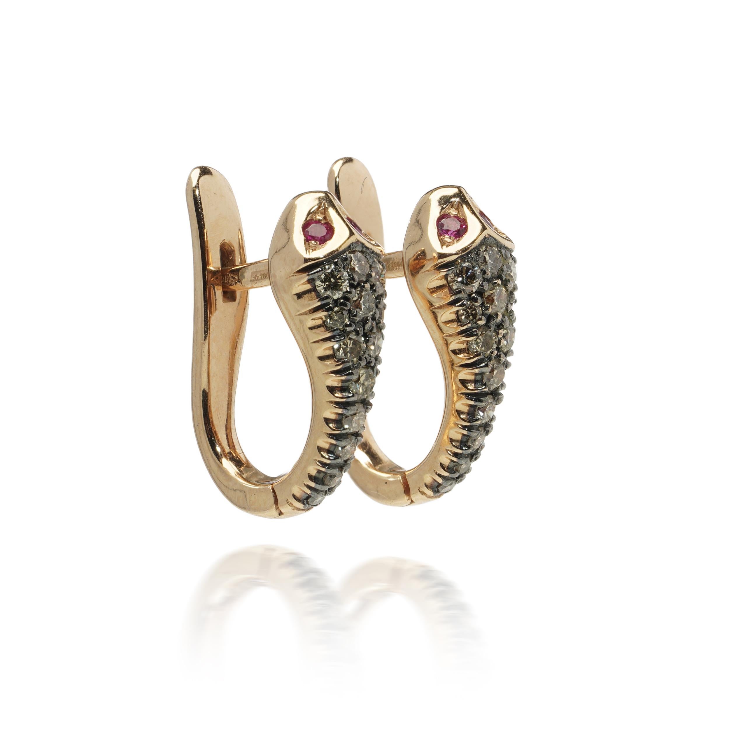 Taglio brillante Orecchini a serpente in oro rosa 18kt con diamanti e rubini in vendita