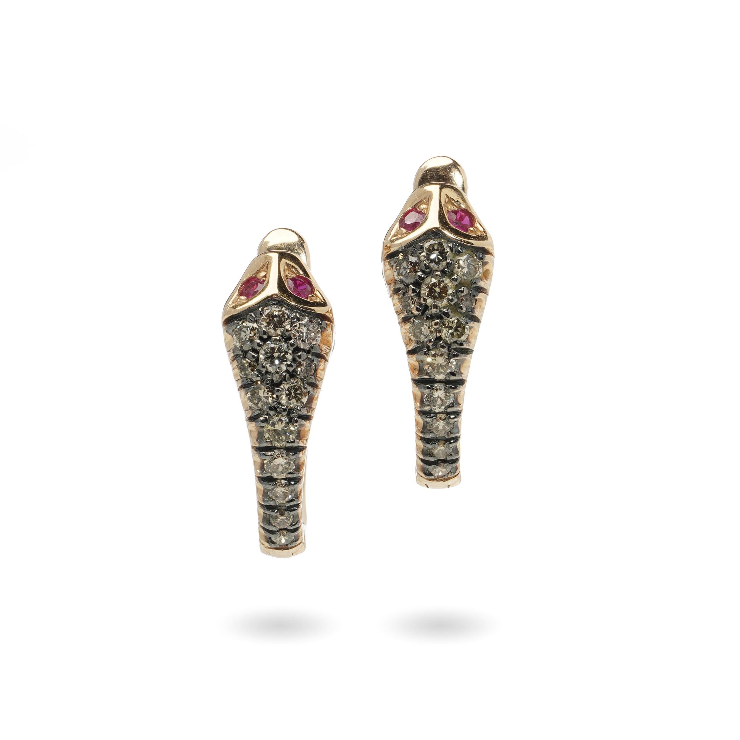 Orecchini a serpente in oro rosa 18kt con diamanti e rubini in vendita 1