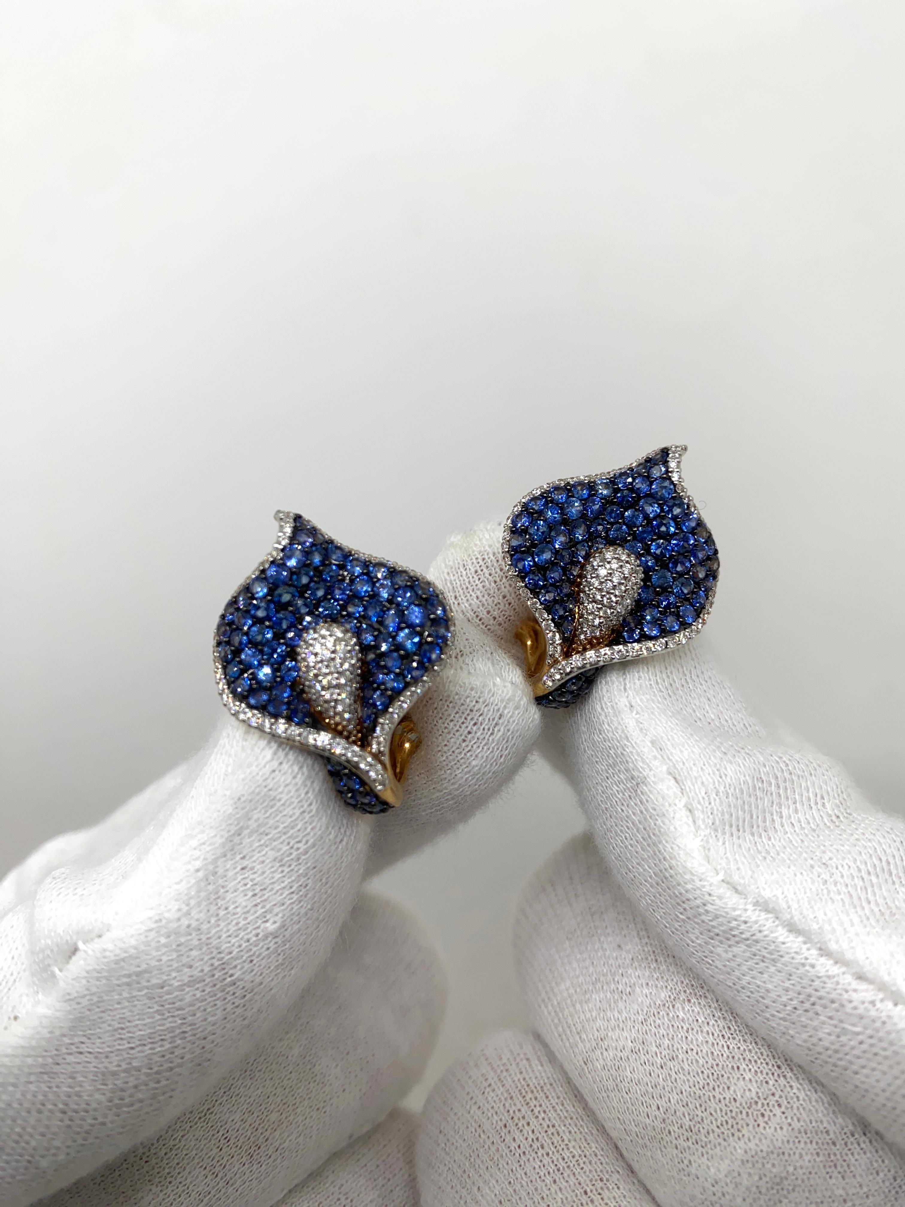 Boucles d'oreilles en or rose 18 carats, fleur d'arum, saphirs bleus de 3,78 carats et diamants blancs de 0,71 carat Neuf - En vente à Bergamo, BG