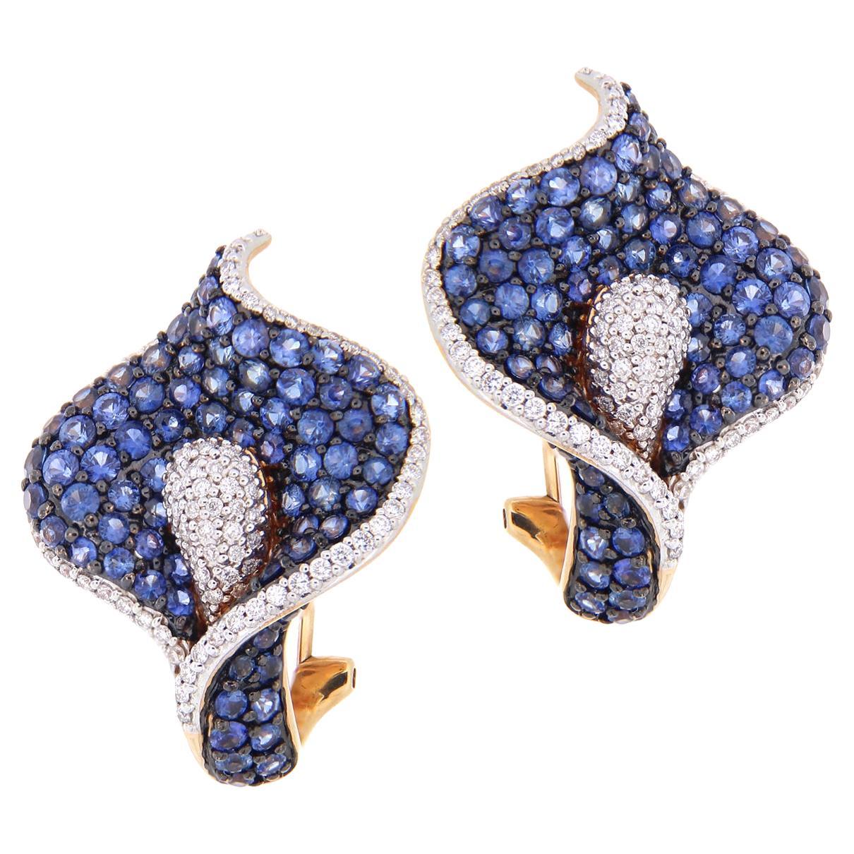 Boucles d'oreilles en or rose 18 carats, fleur d'arum, saphirs bleus de 3,78 carats et diamants blancs de 0,71 carat en vente