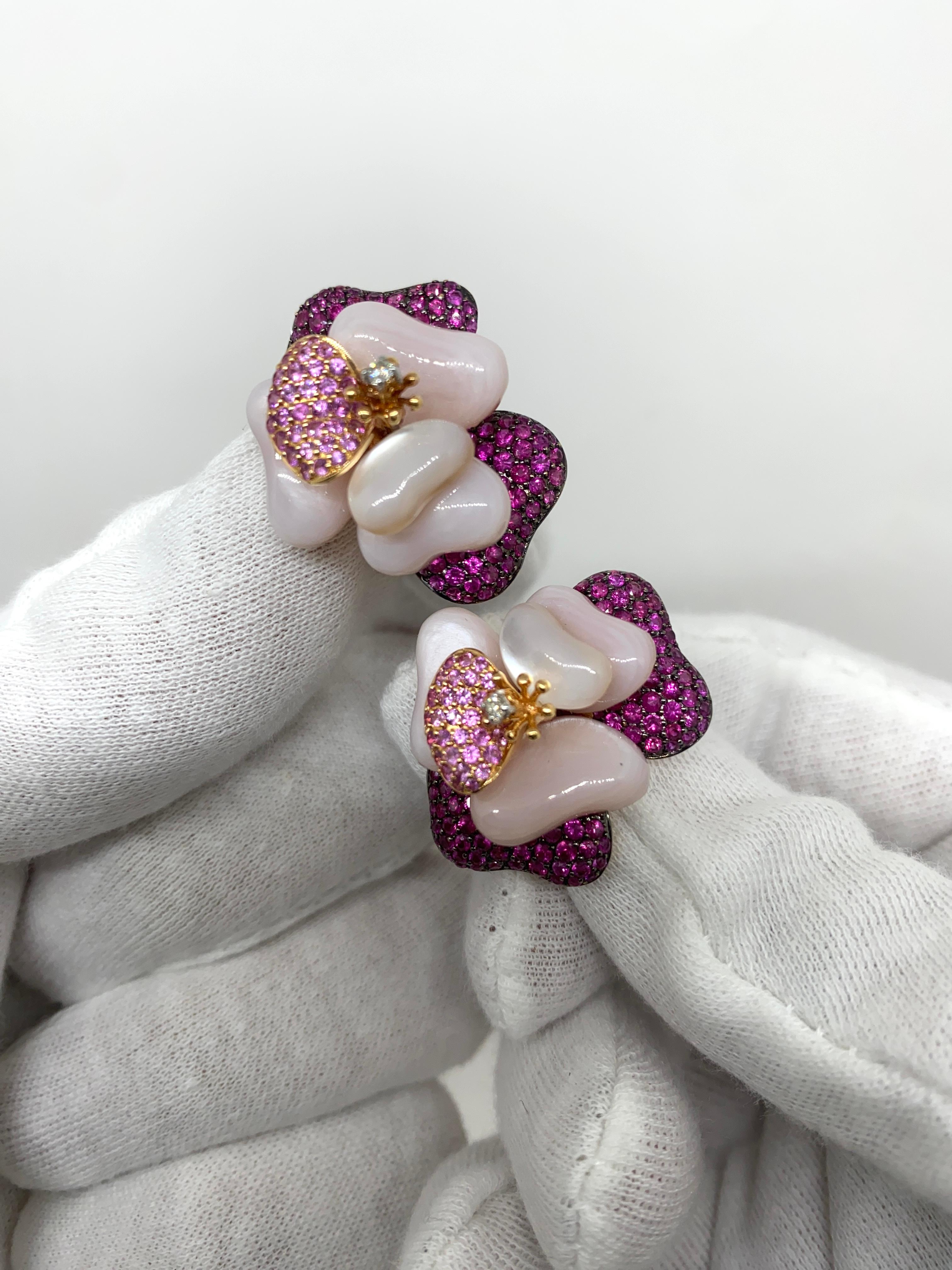 Ohrringe aus 18-karätigem Roségold mit natürlichen rosafarbenen Saphiren im Brillantschliff (ct.5.00) und natürlichen weißen Diamanten im Brillantschliff (ct.0.80) sowie rosa Perlmutt.

Willkommen in unserer Schmuckkollektion, in der jedes Stück