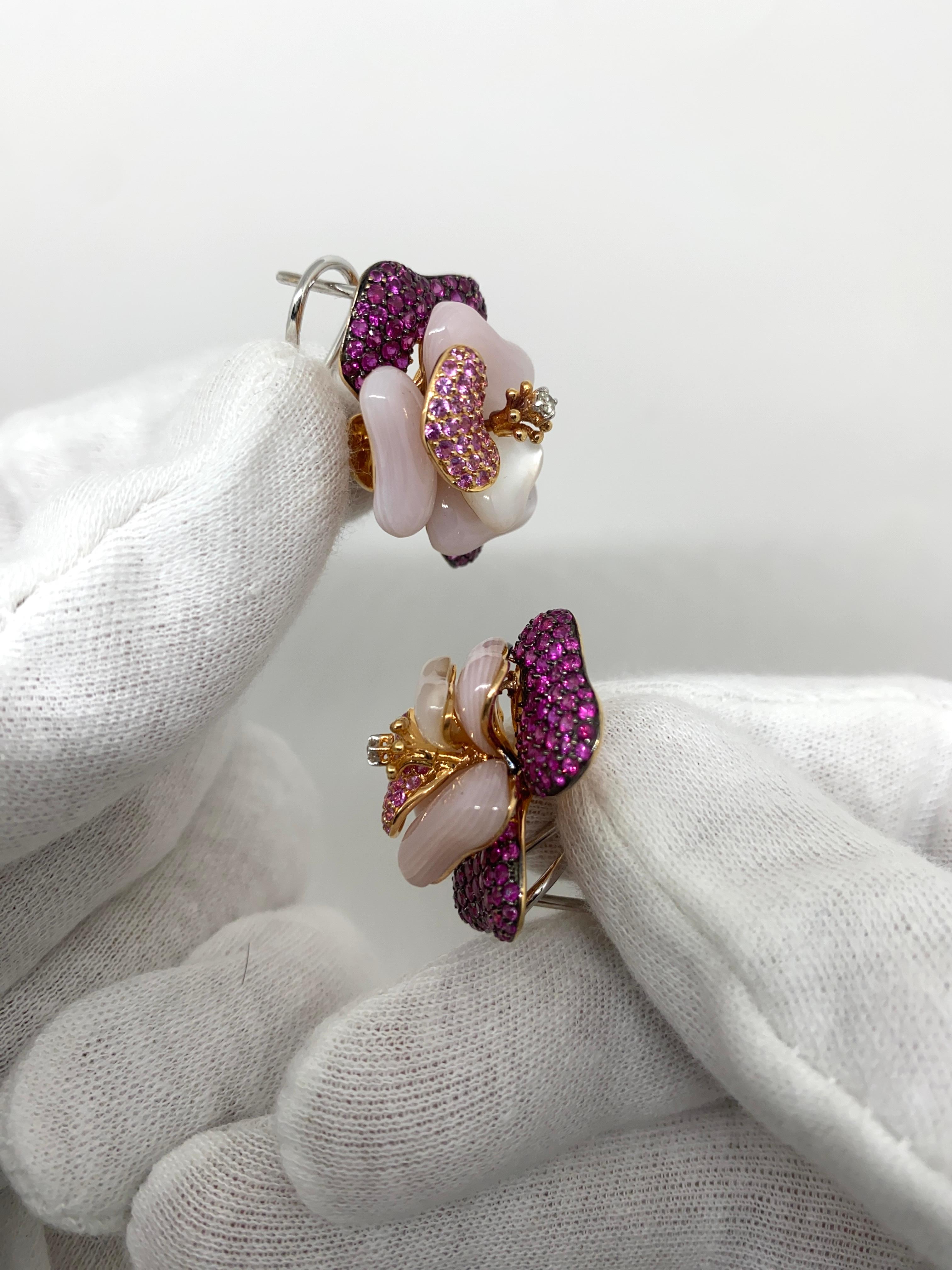 18kt Rose Gold Earrings Flowers 5.0ct Pink Sapphires, Mother of Pear & Diamond In New Condition For Sale In Bergamo, BG