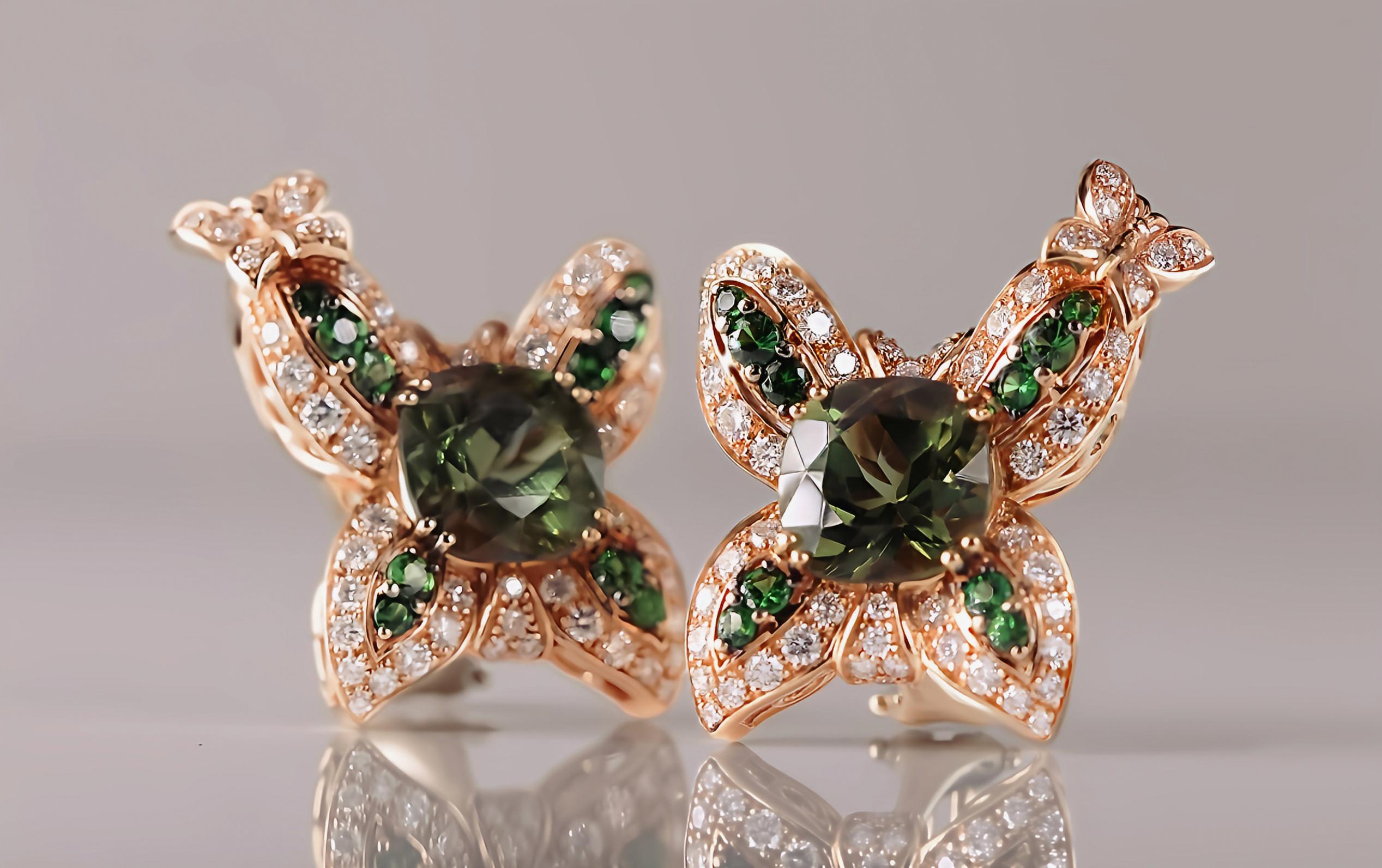 These beautiful earrings are made in Florence by Tuscan craftsmen in 18kt rose gold and feature a charming butterfly design.

In the centre of each earring is a cushion-cut green tourmaline from Madagascar with dimensions of 9.70 x 9.30 mm, a total