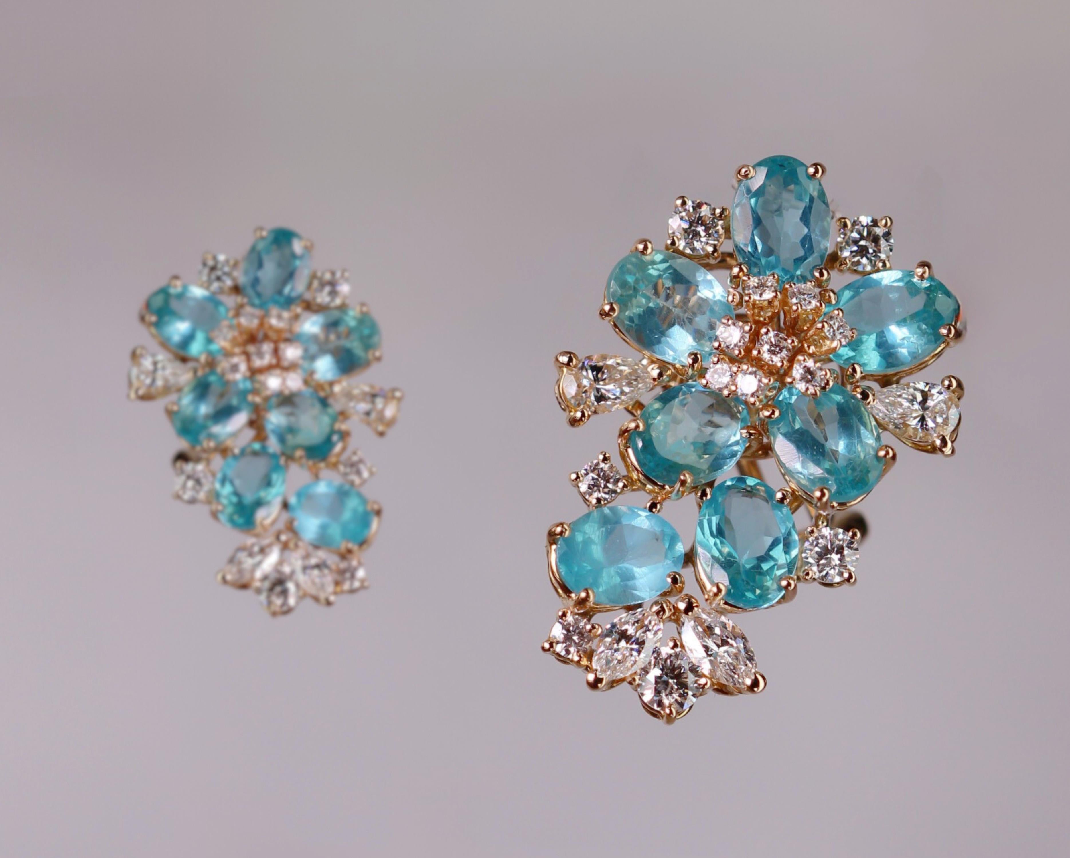 Contemporary Splendid 18kt Rose Gold Earrings with Oval Blue Apatites and Multiform Diamonds For Sale