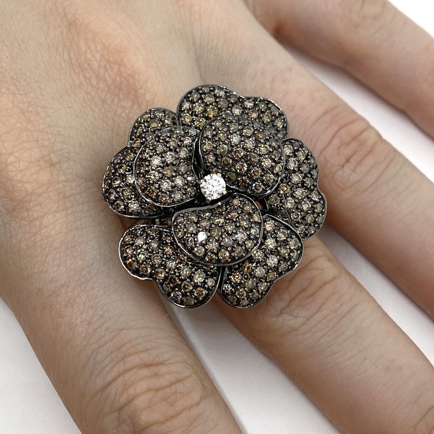 Flower ring made of 18 kt Rose Gold and natural brown brilliant-cut diamonds for ct.3.51 and central natural white brilliant-cut diamond for ct.0.17

Welcome to our jewelry collection, where every piece tells a story of timeless elegance and