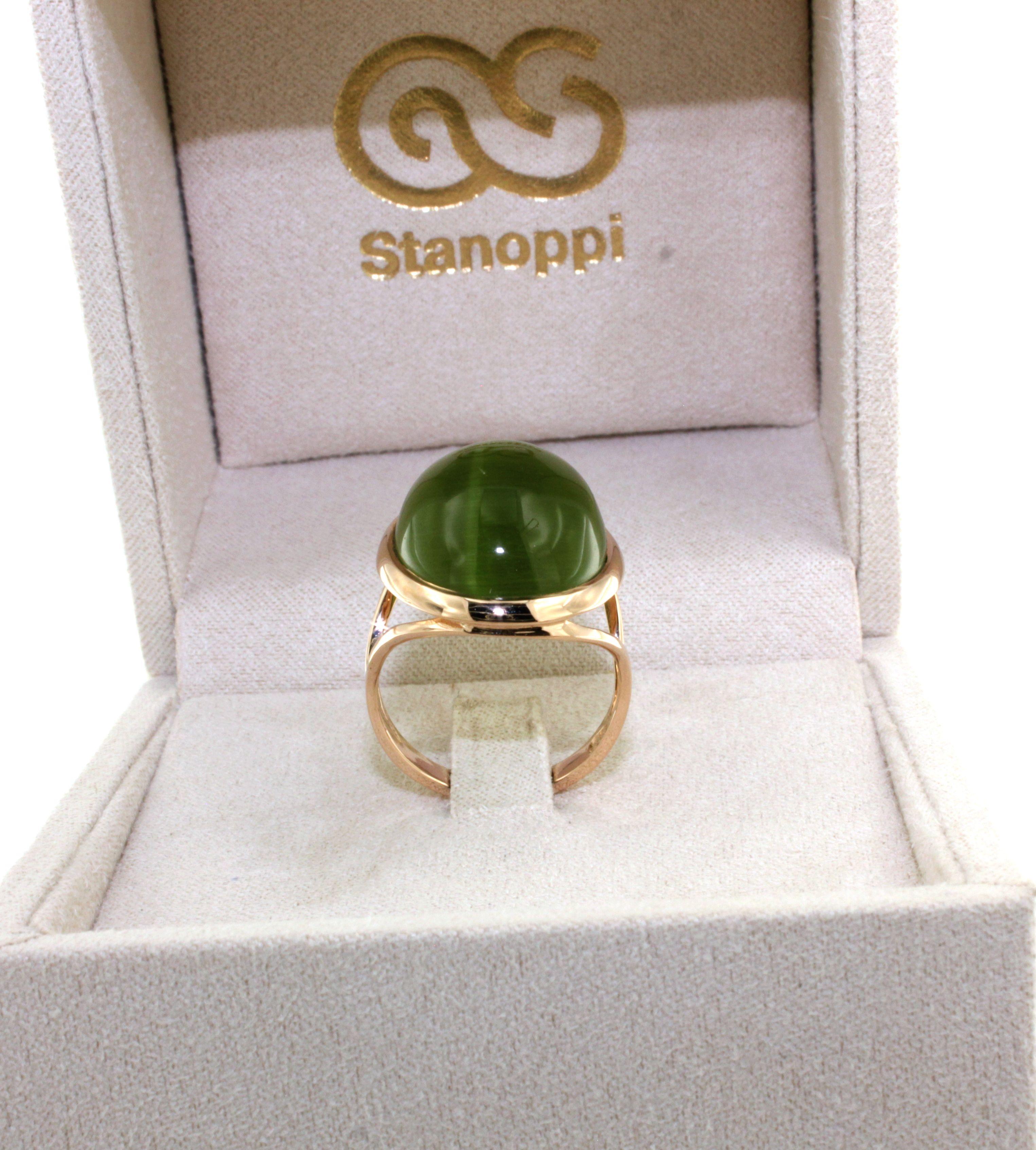 Women's or Men's 18Kt Rose Gold Green Stone  Fashion Cocktail Modernist Modern Classic Ring For Sale