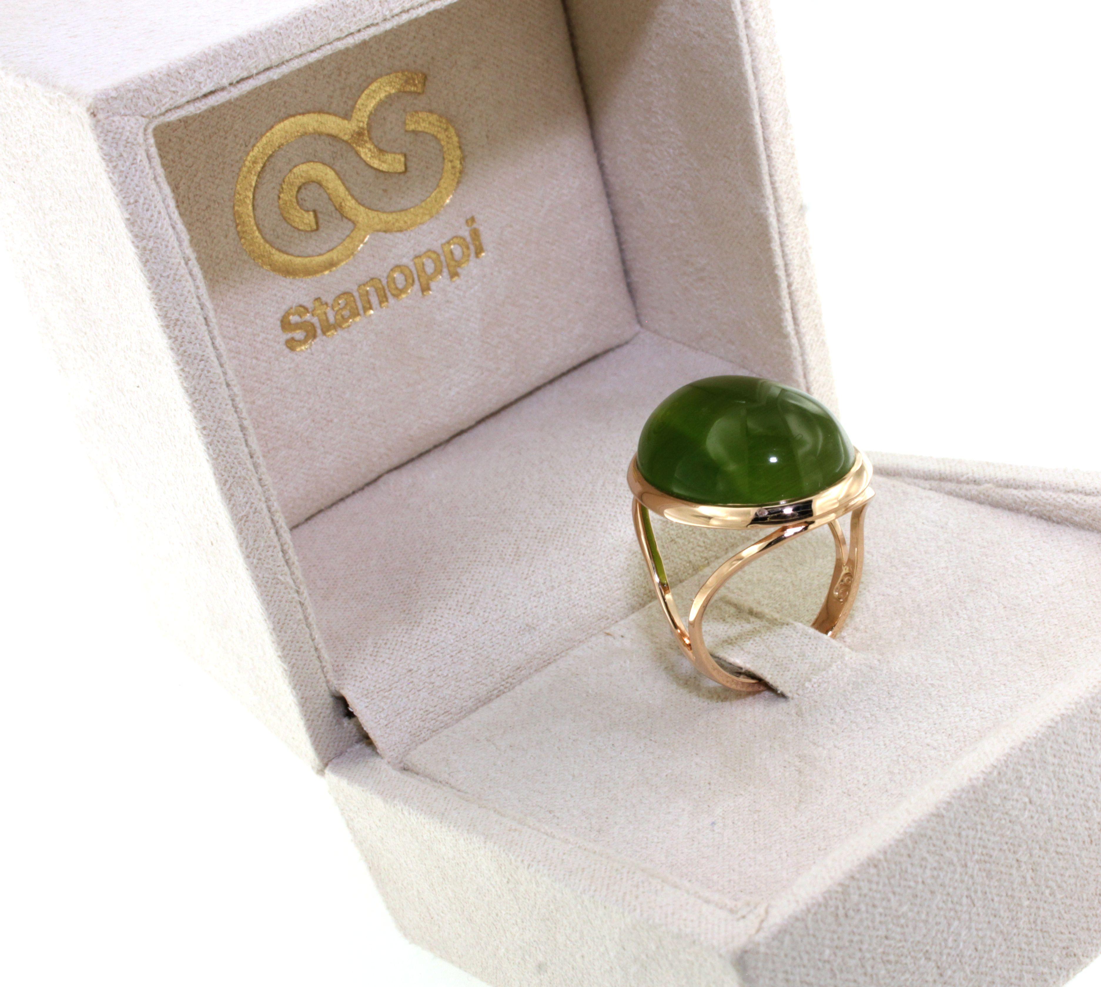 18Kt Rose Gold Green Stone  Fashion Cocktail Modernist Modern Classic Ring For Sale 4