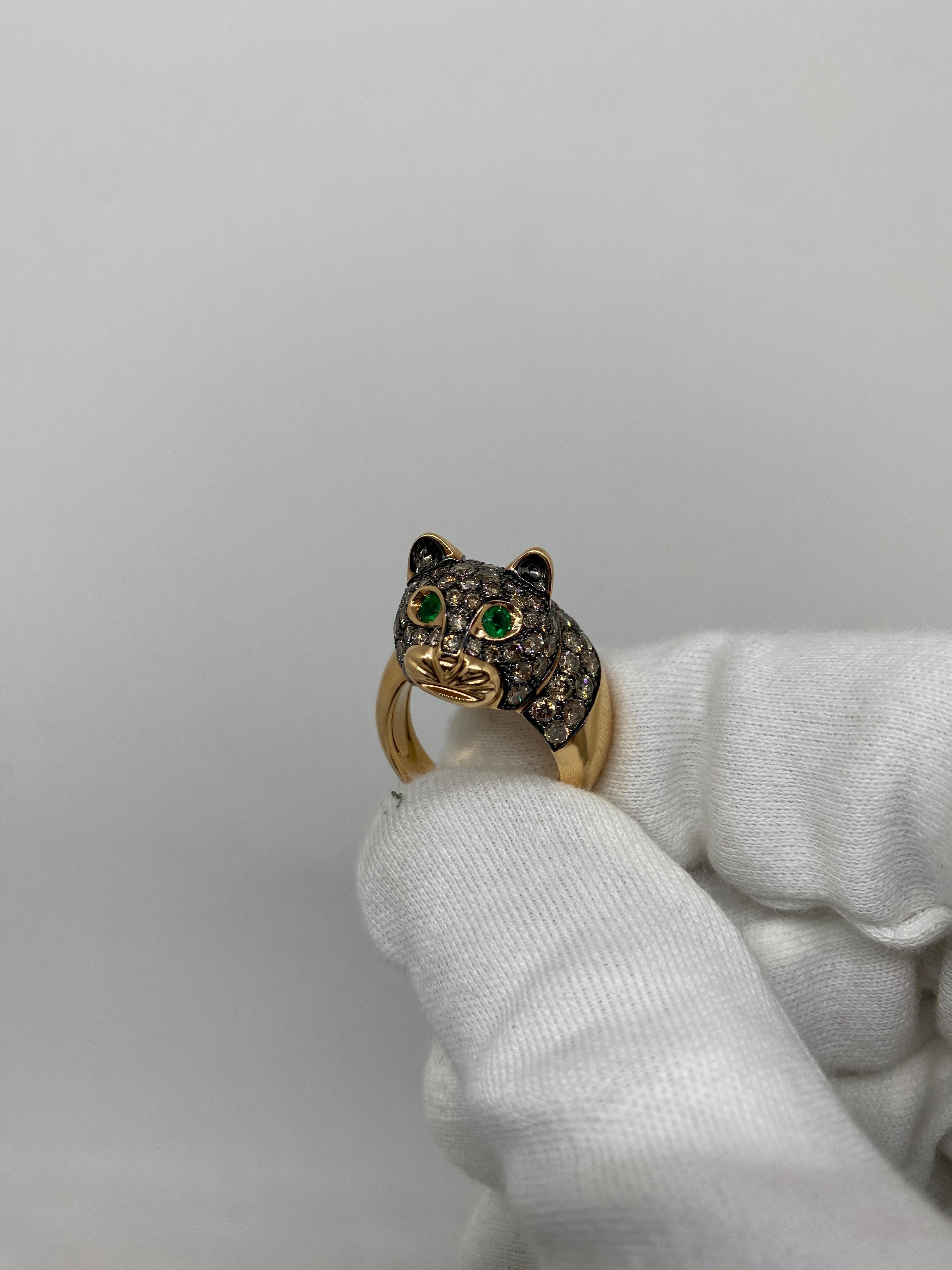 18 Karat Roségold Ring „Little Cat“ mit braunen Diamanten und Smaragden (Brillantschliff)