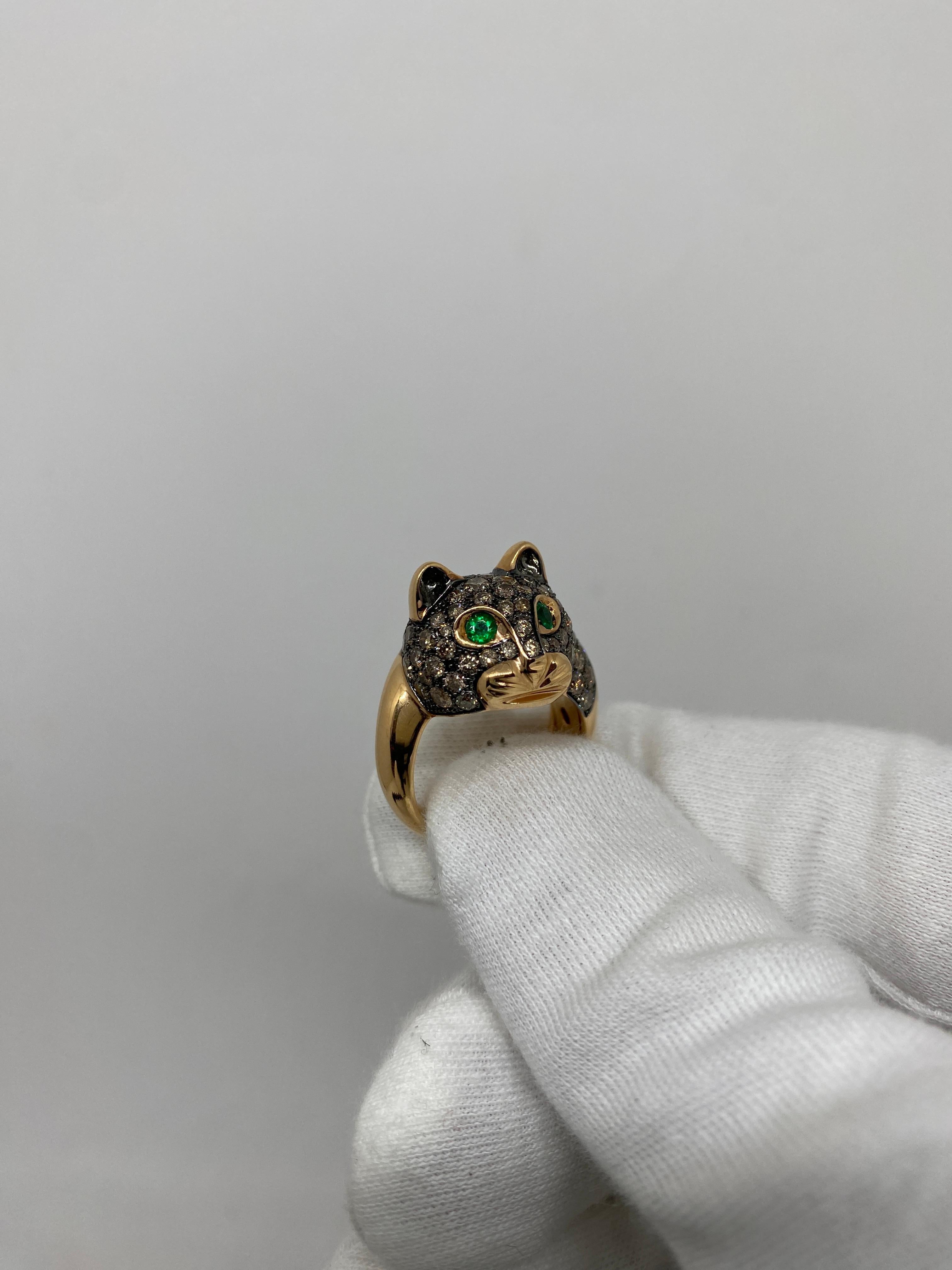 18 Karat Roségold Ring „Little Cat“ mit braunen Diamanten und Smaragden im Zustand „Neu“ in Bergamo, BG