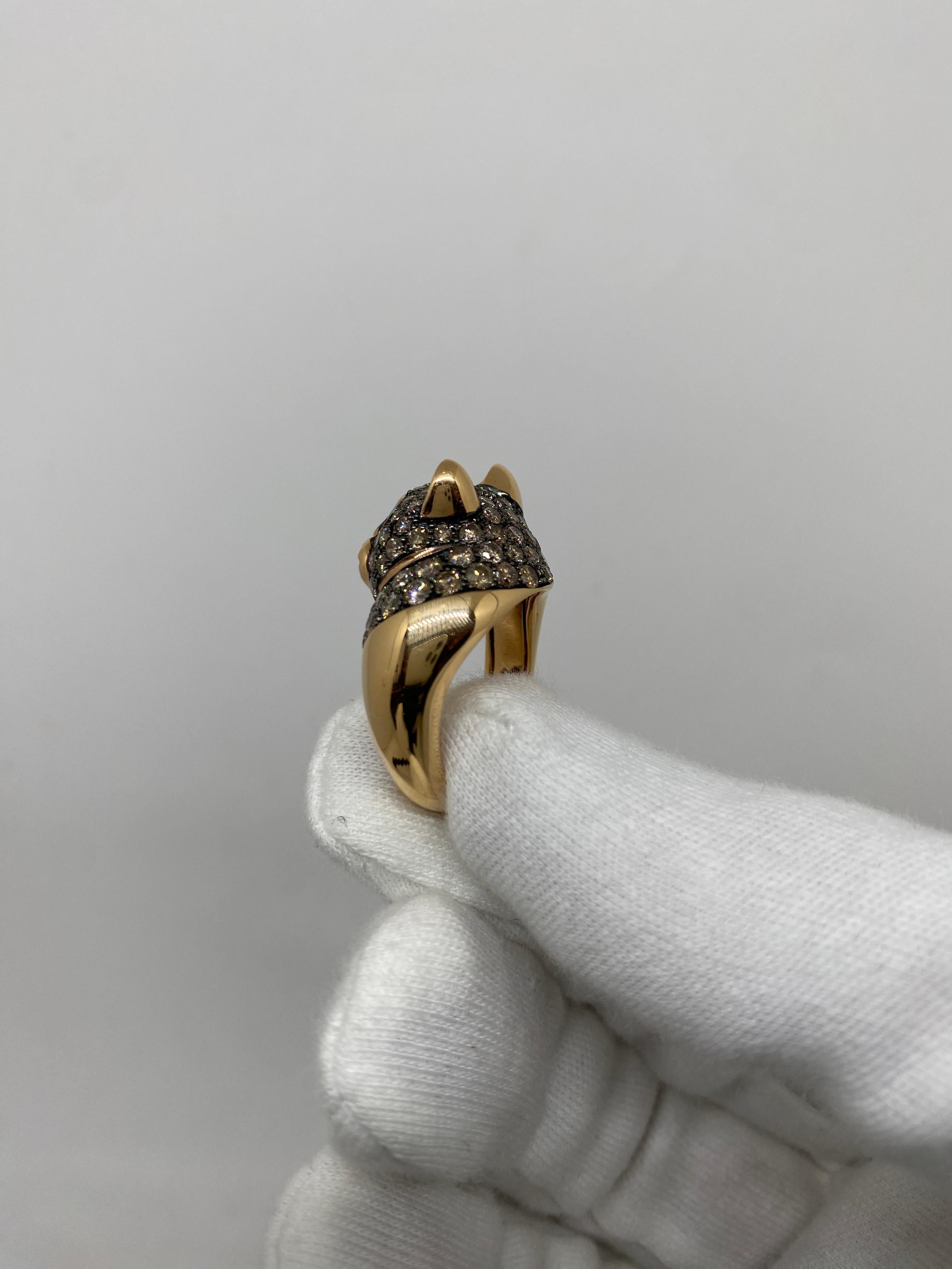 18 Karat Roségold Ring „Little Cat“ mit braunen Diamanten und Smaragden 1