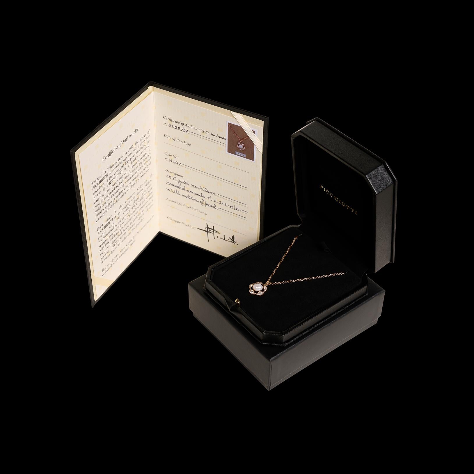 La maison de design italienne exclusive Picchiotti propose ce magnifique collier en or rose 18 carats avec un pendentif unique en nacre et diamants. les 15 diamants blancs étincelants représentent un poids total de 0,51 carat, et la pièce de nacre