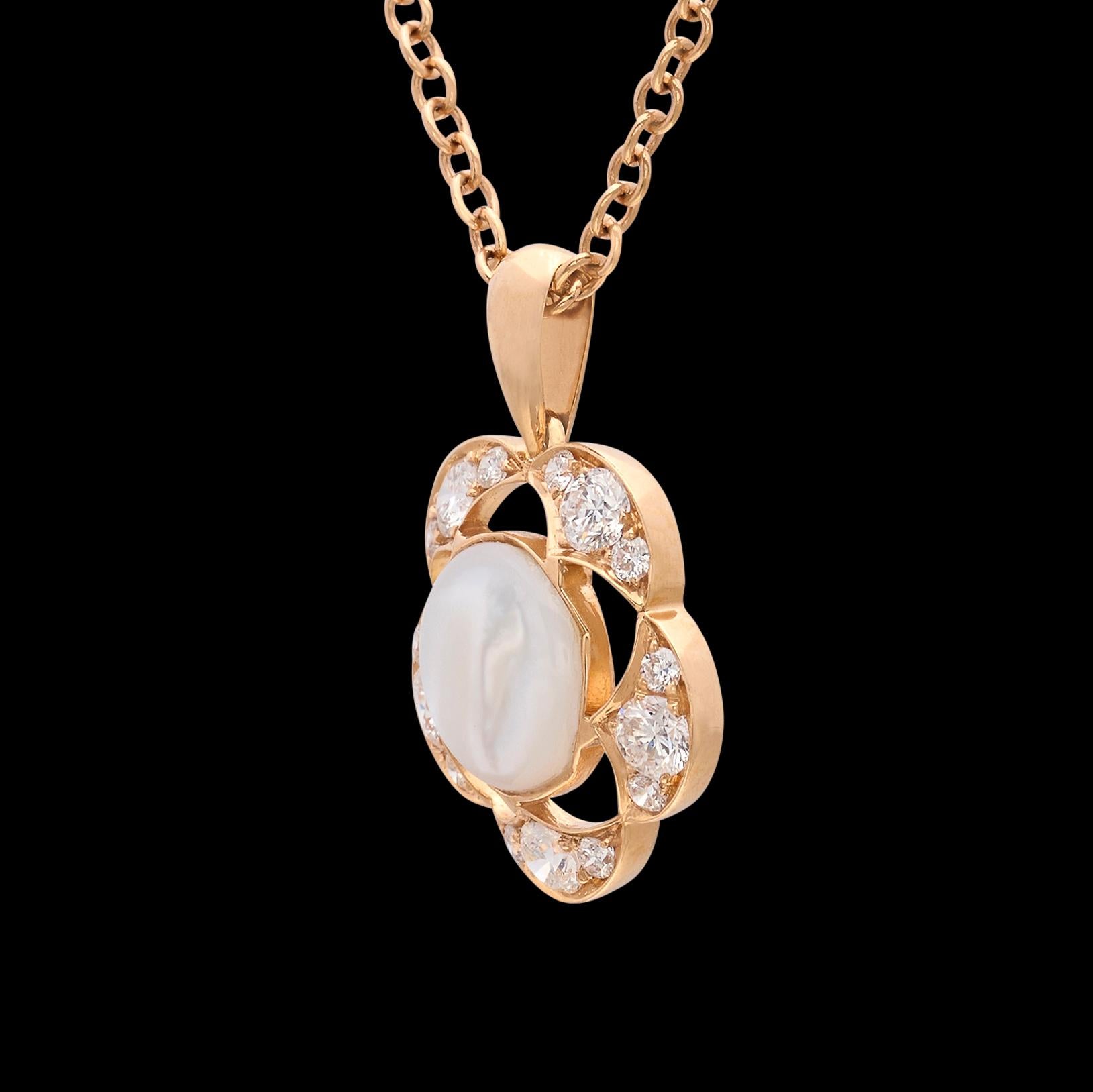 18kt Rose Gold Mother of Pearl & Diamond Pendant Necklace For Sale 1