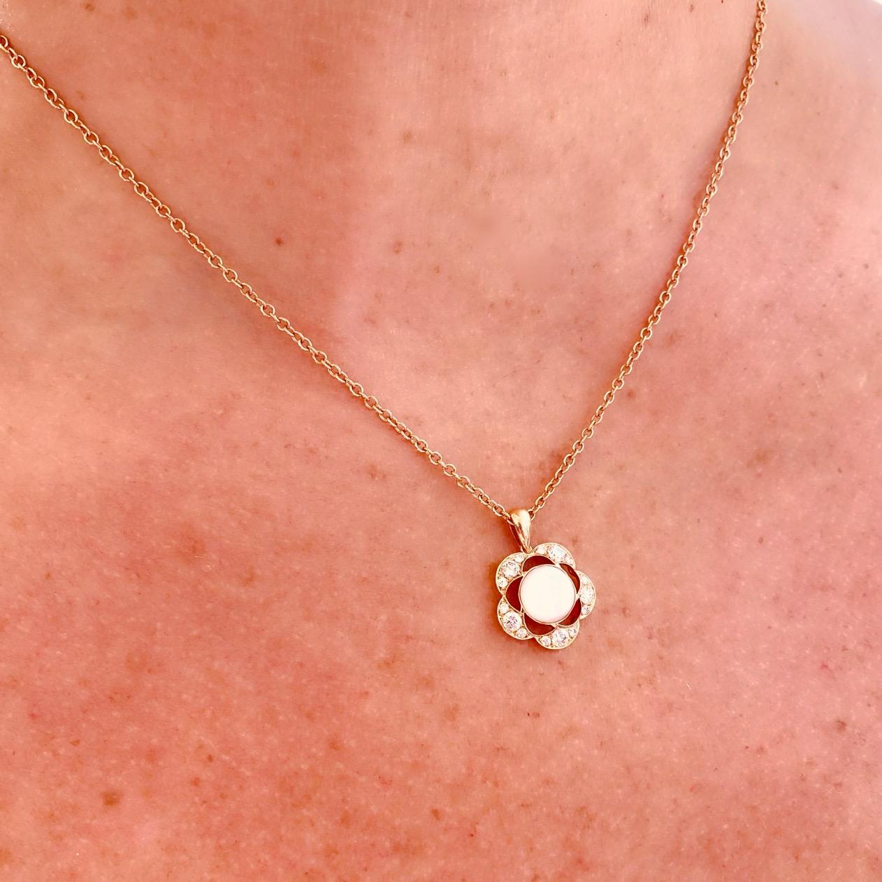 18kt Rose Gold Mother of Pearl & Diamond Pendant Necklace For Sale 2
