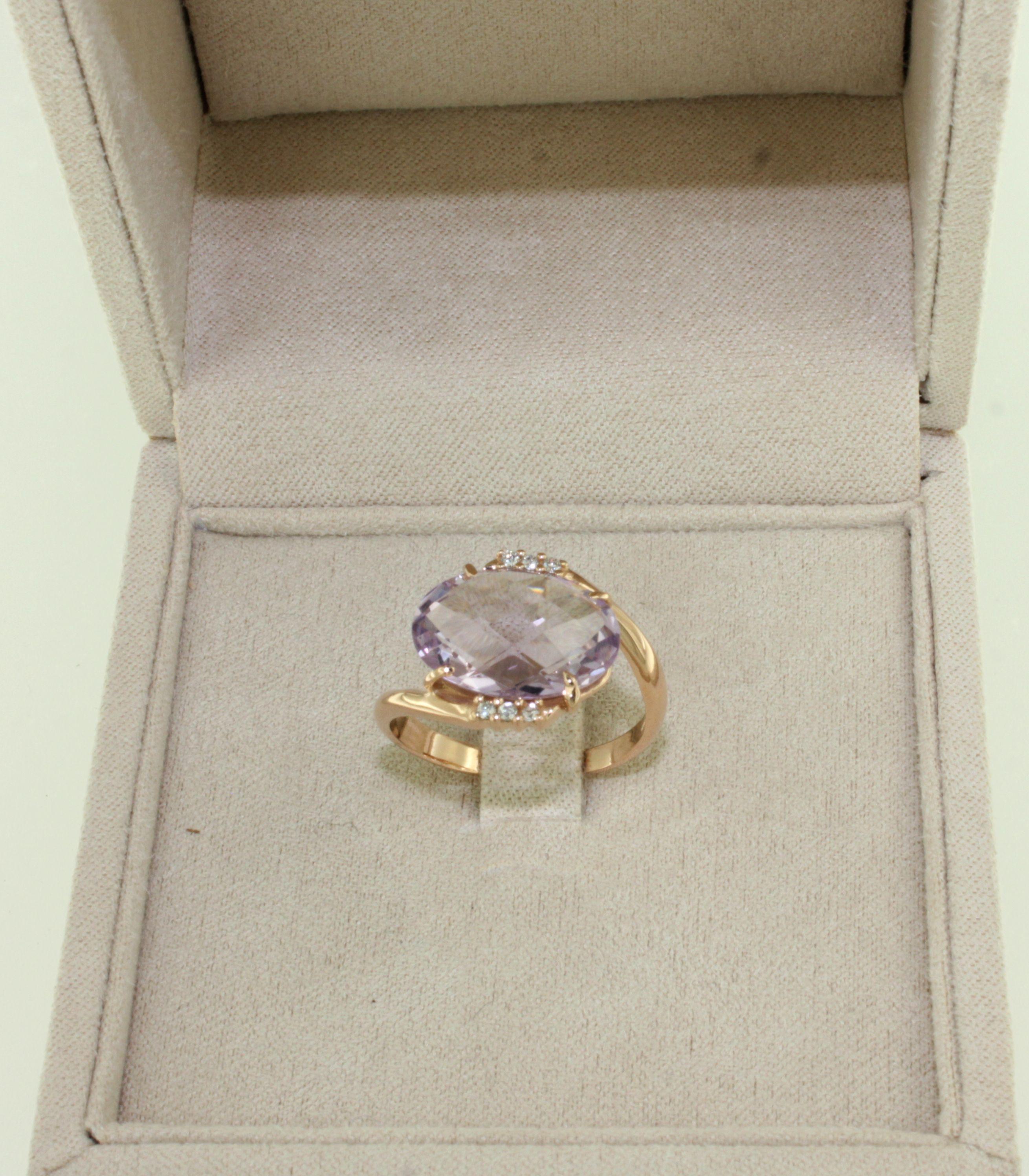 Sorprendentes pendientes de oro rosa de 18 quilates con diamantes blancos y amatista natural 
La piedra es una auténtica novedad, diseñada por la estilista Gisella para sus nuevas joyas de la colección primavera-verano 2025. Diseño cada pieza de