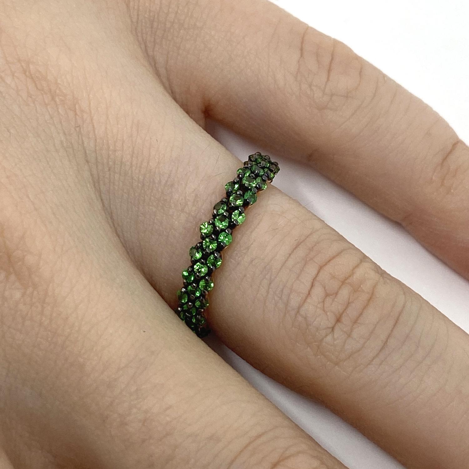 All-round riviere ring made of 18 kt rose gold with natural tsavorite for ct.1.33

Welcome to our jewelry collection, where every piece tells a story of timeless elegance and unparalleled craftsmanship. As a family-run business in Italy for over 100
