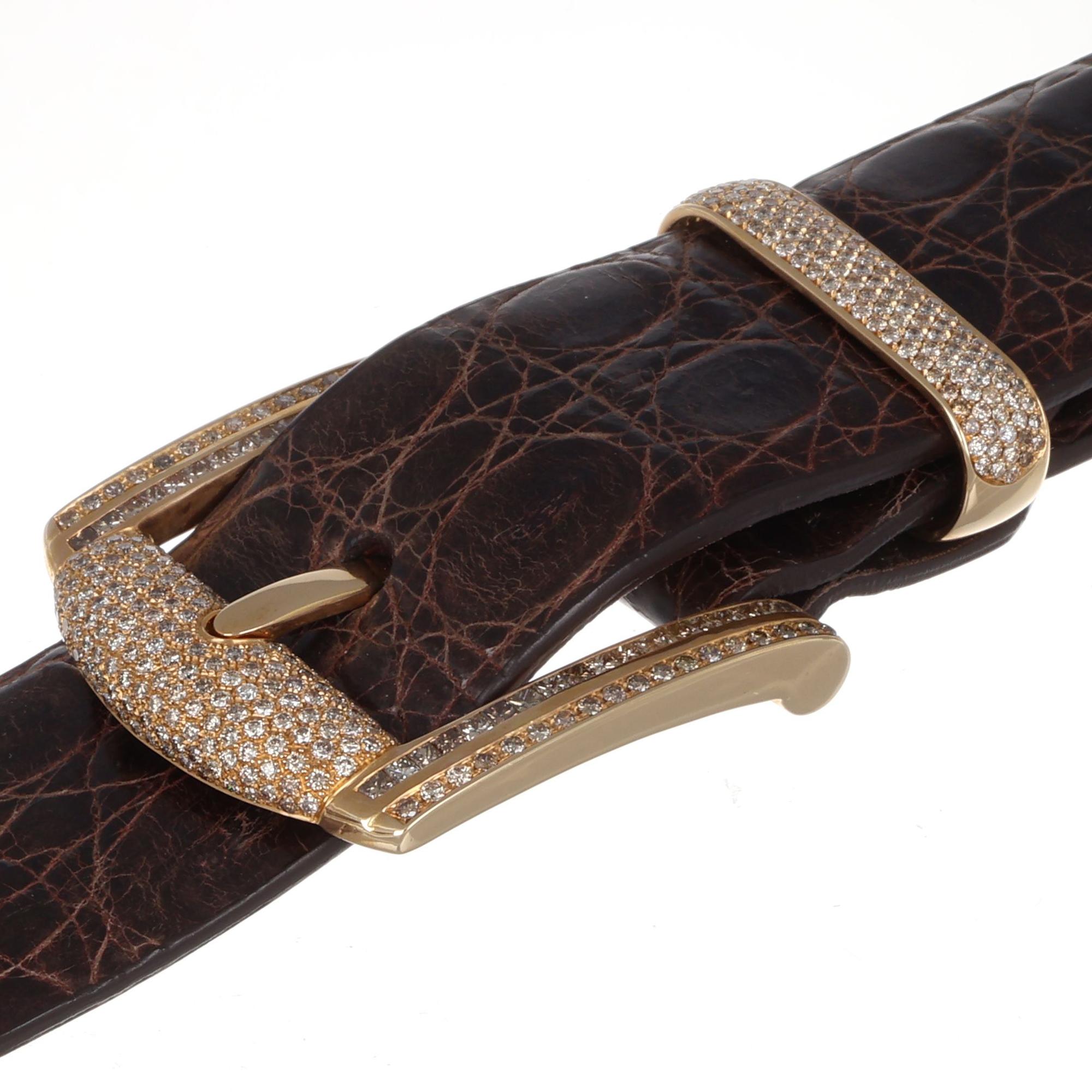 Preciosa hebilla de cinturón, fabricada íntegramente en Italia por maestros orfebres. 

Peso 34,27 gramos
Diamantes marrones 5,63 quilates

Esta hebilla se adapta a cinturones de 3 cm de ancho

El cinturón de cuero que aparece en la foto es sólo un